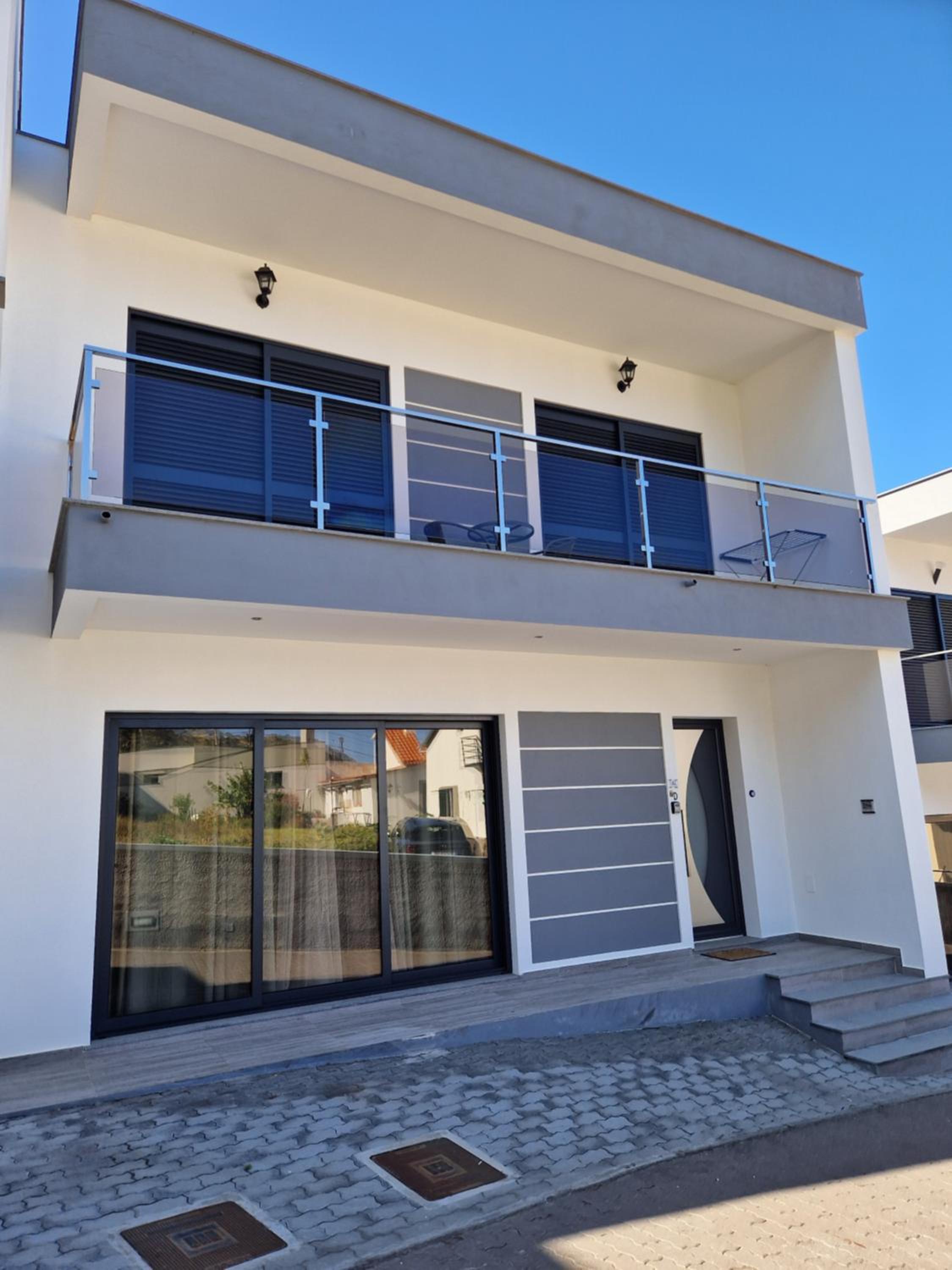 Charming Holiday Home with Free Private Parking view 3