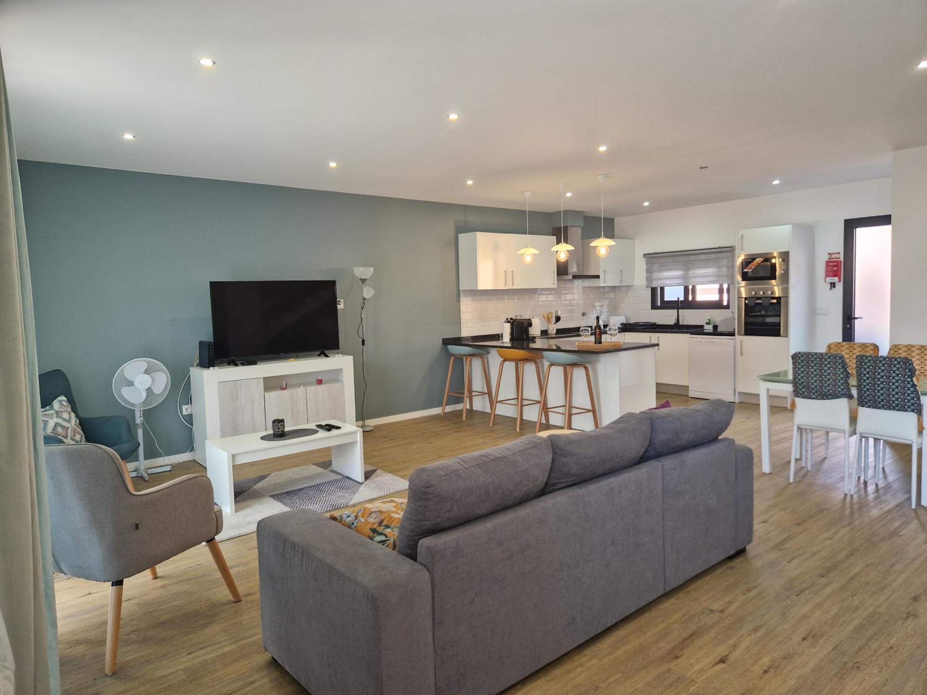 Charming Holiday Home with Free Private Parking view 5