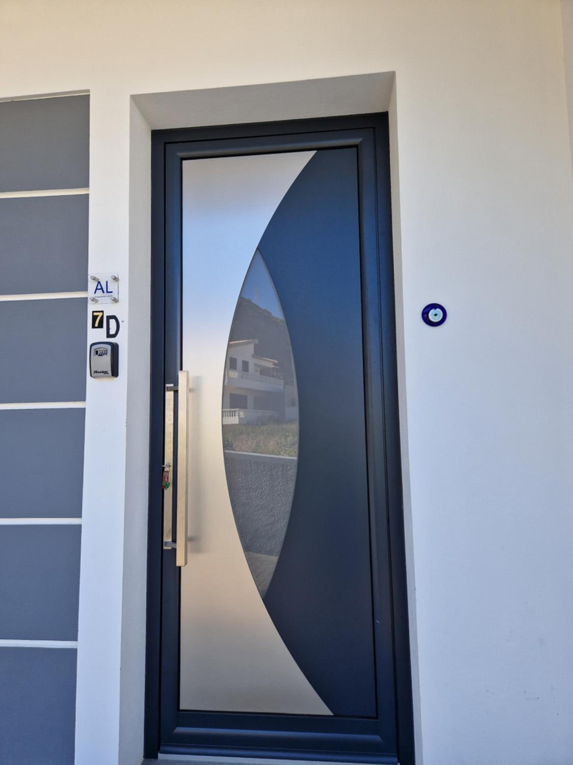 Charming Holiday Home with Free Private Parking view 4