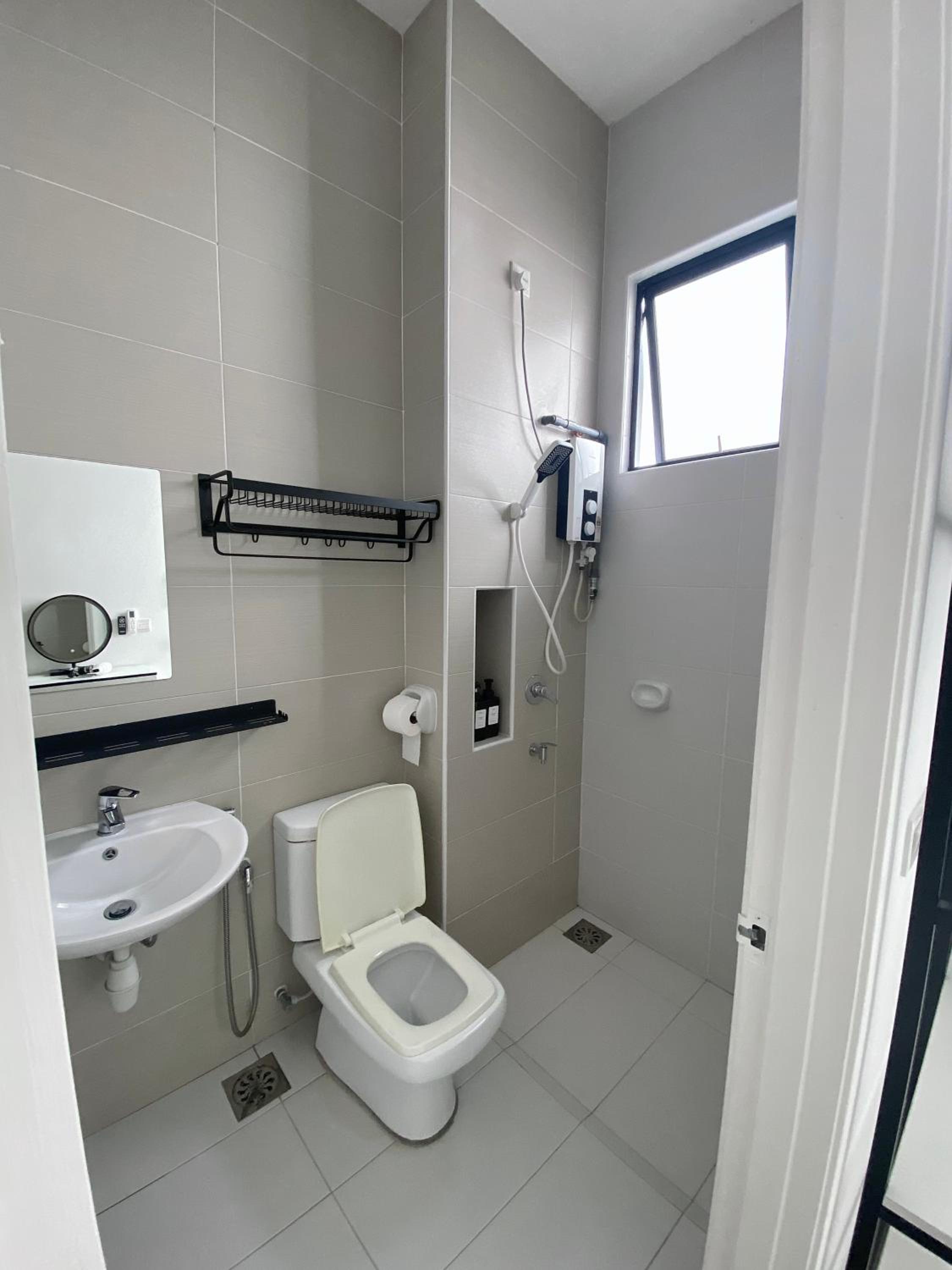 Bukit Indah - Room with Private Bathroom 1-3pax