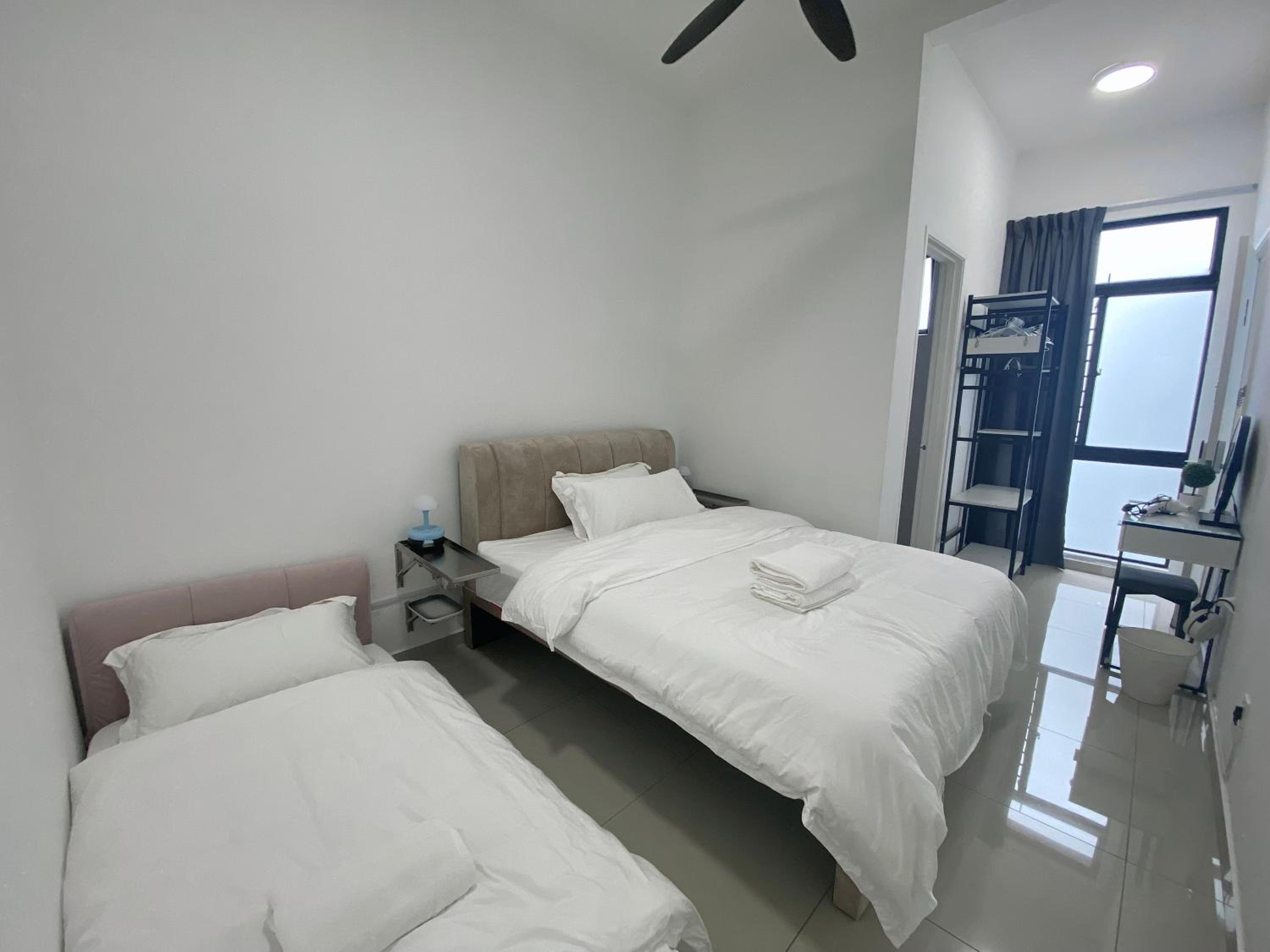 Bukit Indah - Room with Private Bathroom 1-3pax