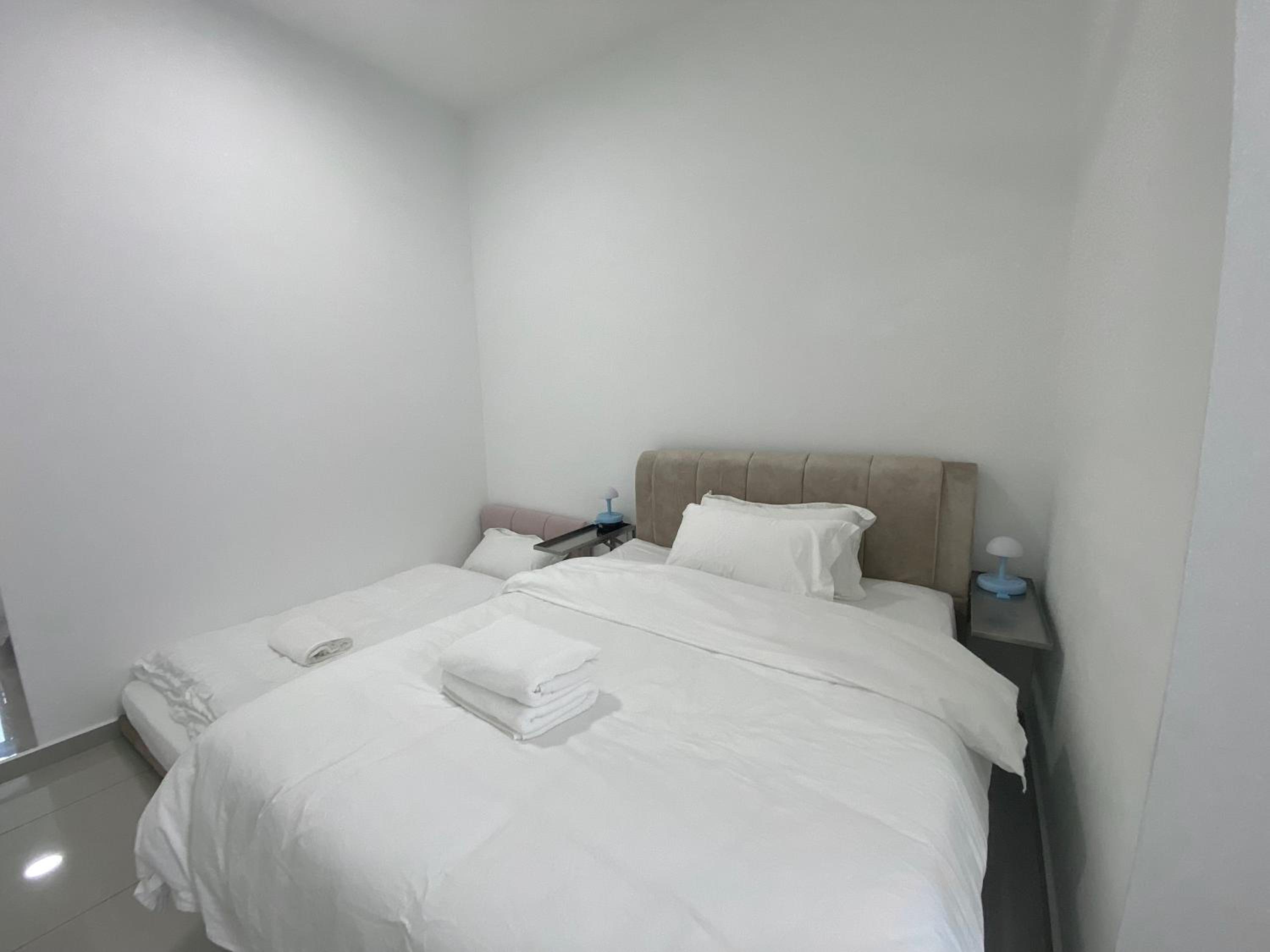 Bukit Indah - Room with Private Bathroom 1-3pax