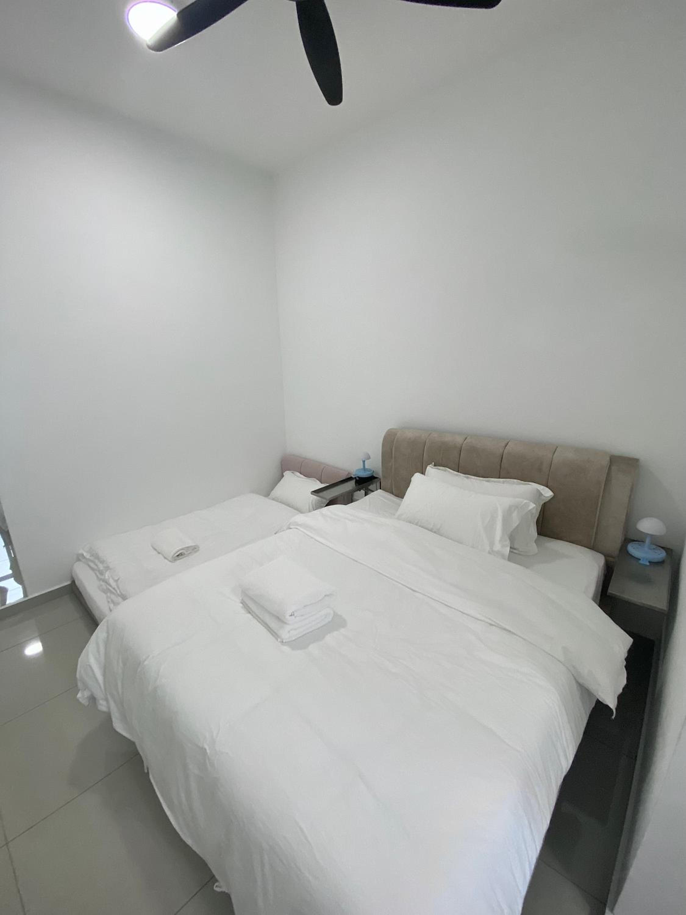 Bukit Indah - Room with Private Bathroom 1-3pax