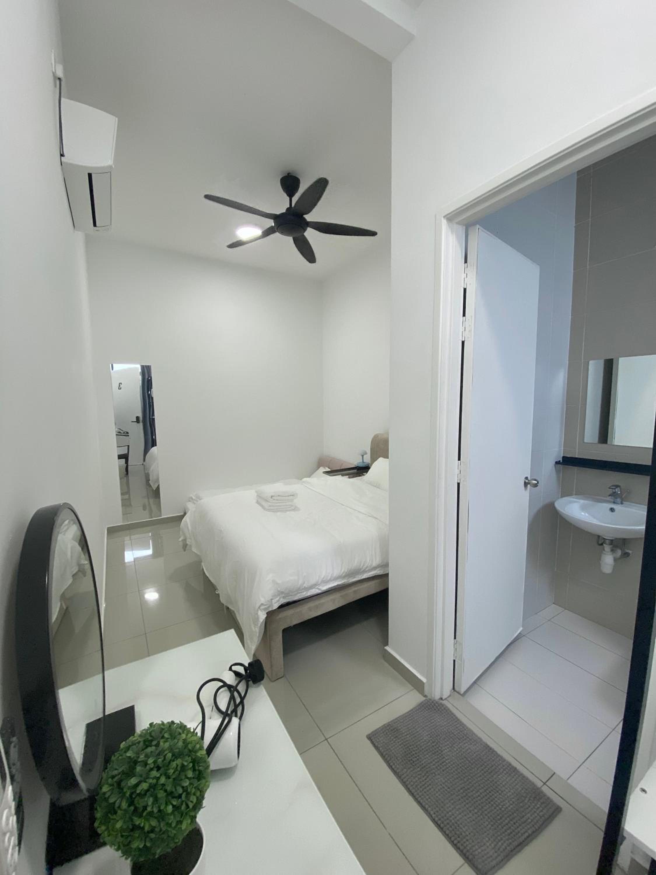 Bukit Indah - Room with Private Bathroom 1-3pax