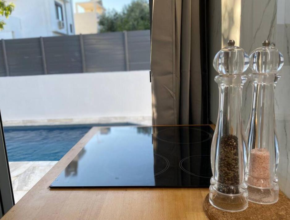 Luxury 6 bedroom 4 bathroom villa with pool view 5