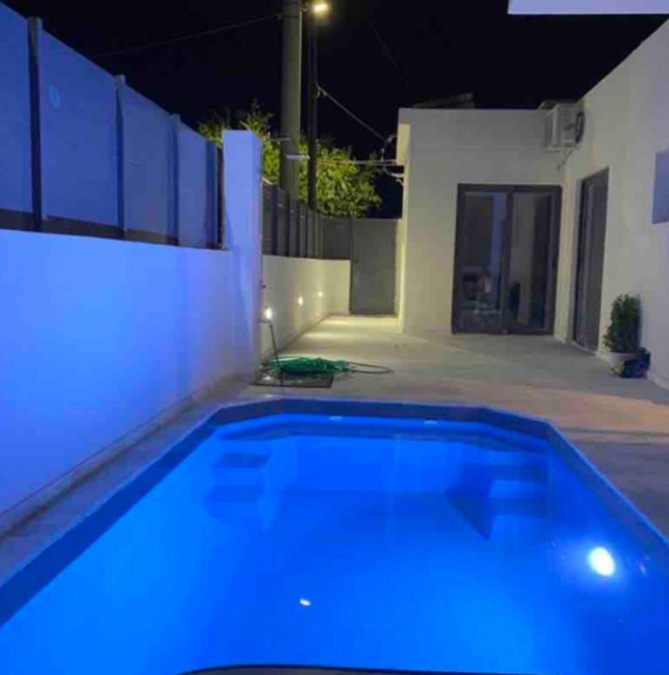 Luxury 6 bedroom 4 bathroom villa with pool view 2