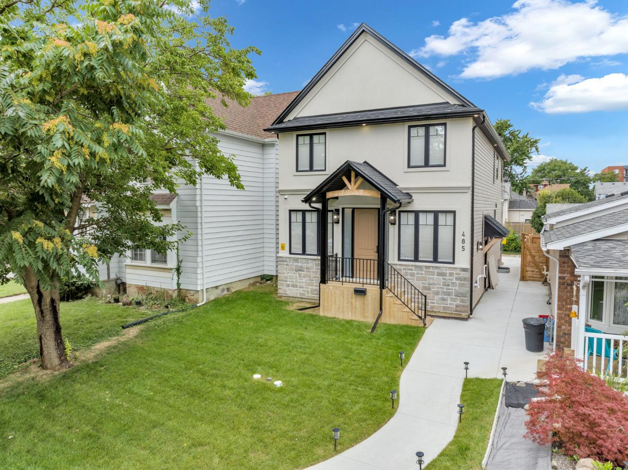 5 Bedrooms Modern Oasis in Downtown Area