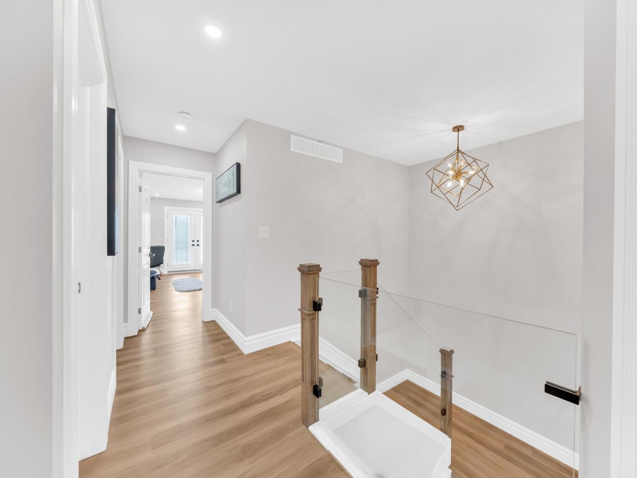 5 Bedrooms Modern Oasis in Downtown Area