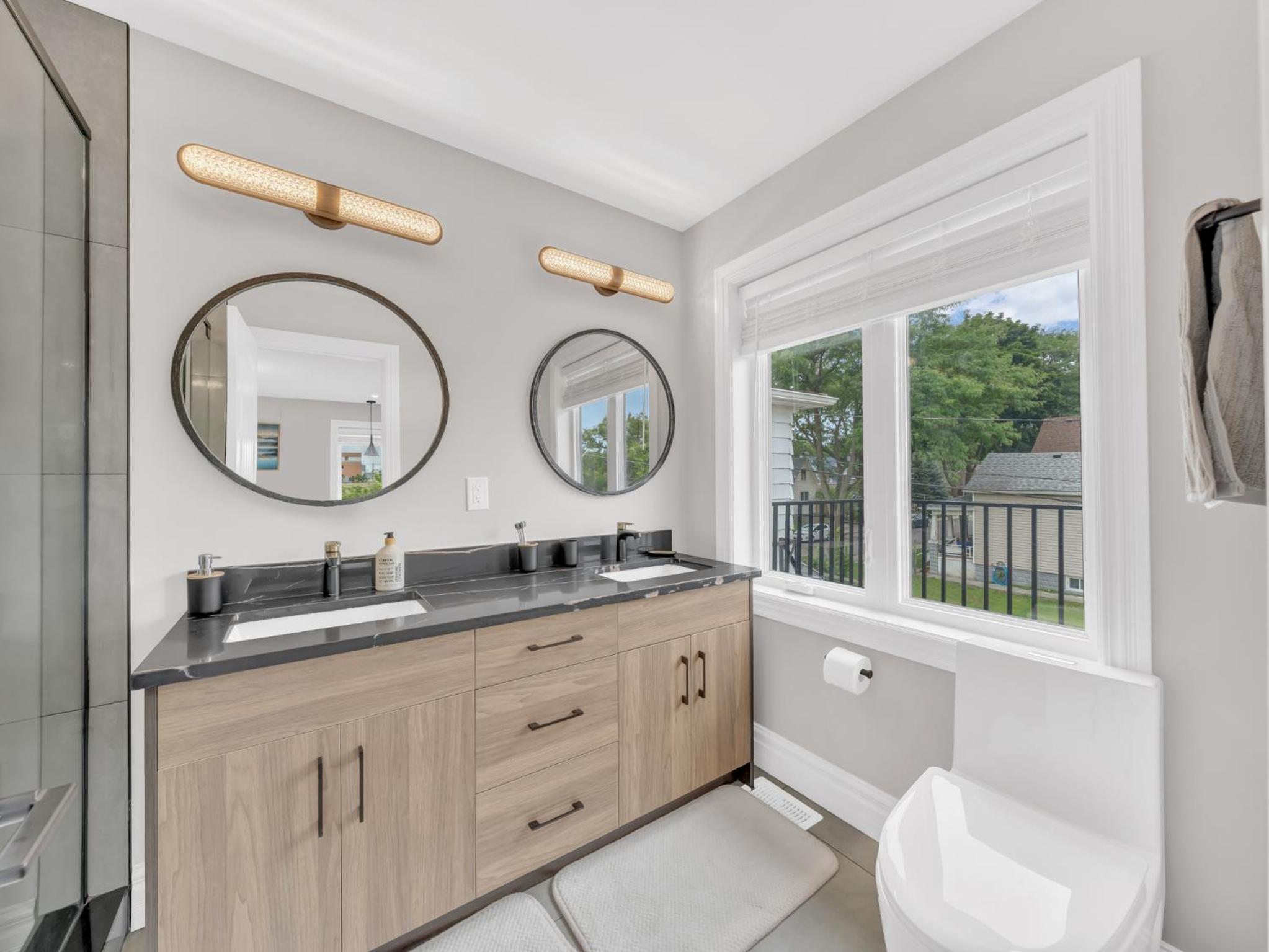 5 Bedrooms Modern Oasis in Downtown Area