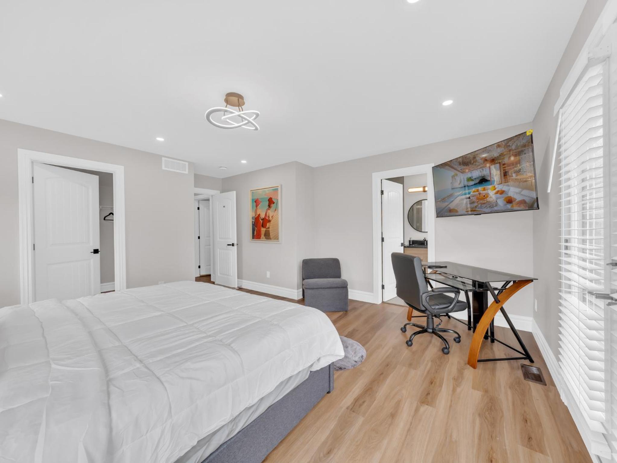 5 Bedrooms Modern Oasis in Downtown Area