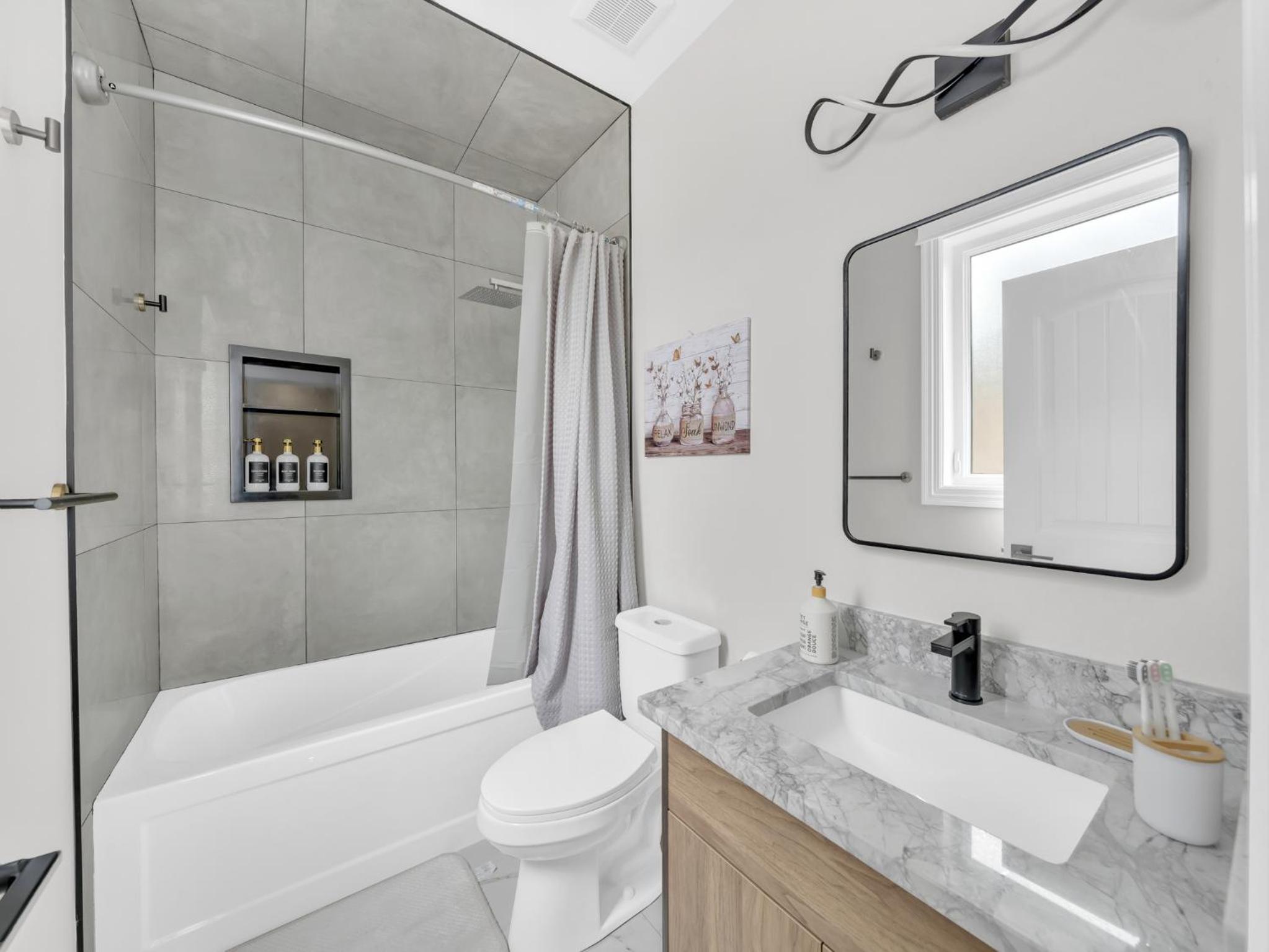 5 Bedrooms Modern Oasis in Downtown Area