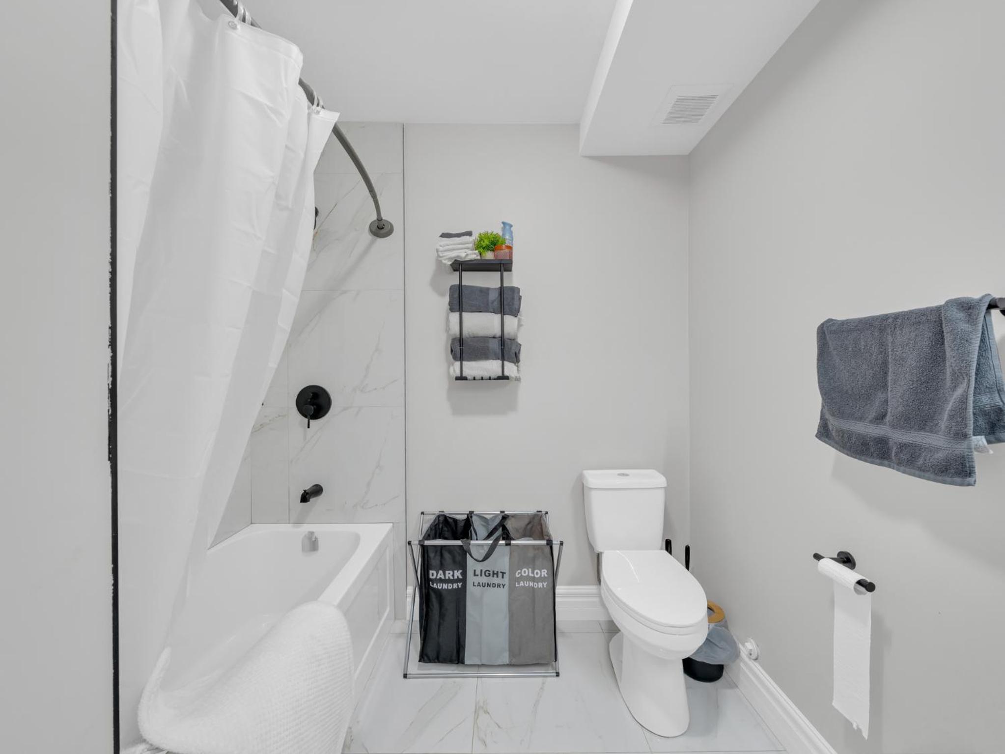 5 Bedrooms Modern Oasis in Downtown Area