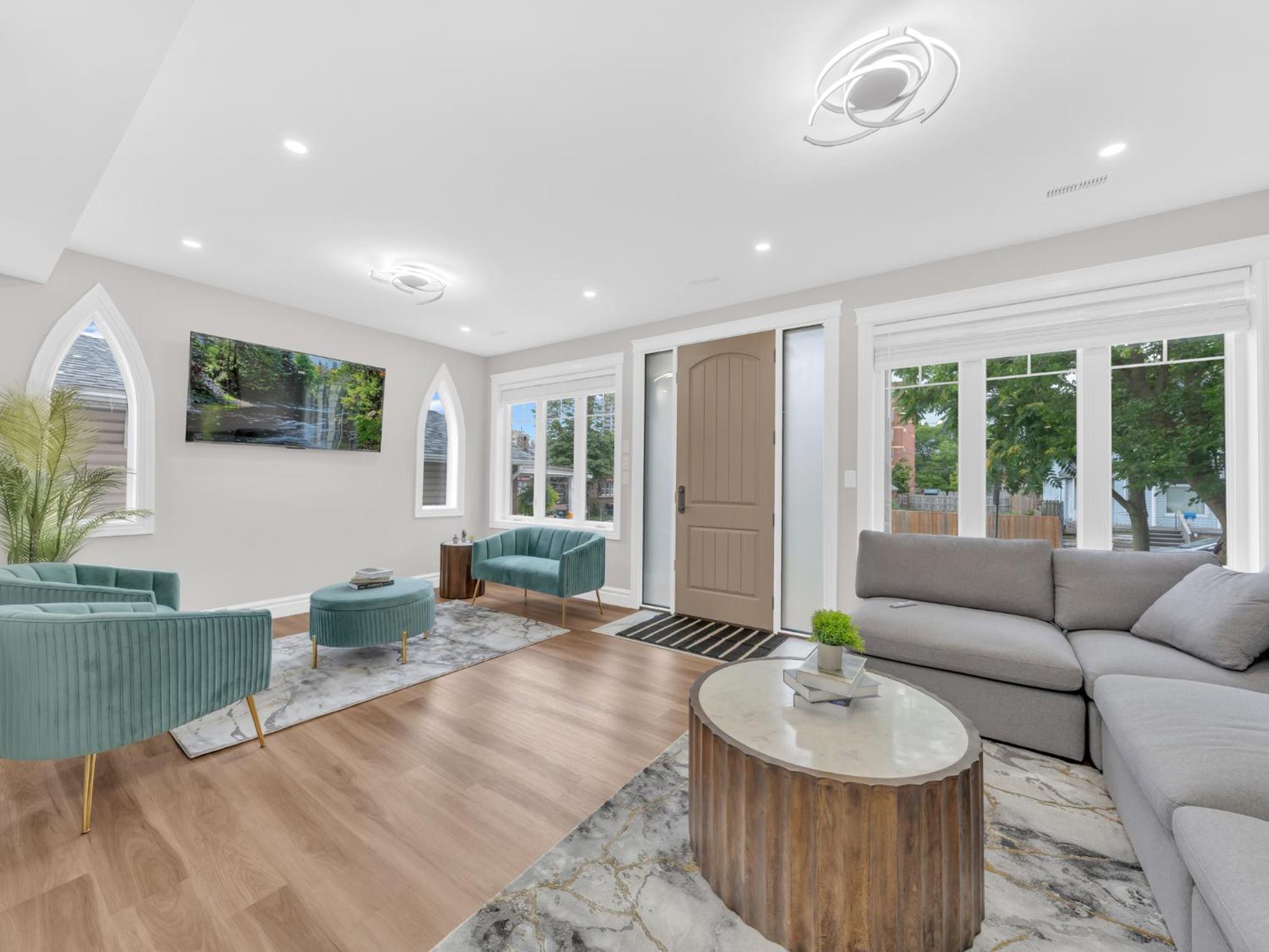 5 Bedrooms Modern Oasis in Downtown Area