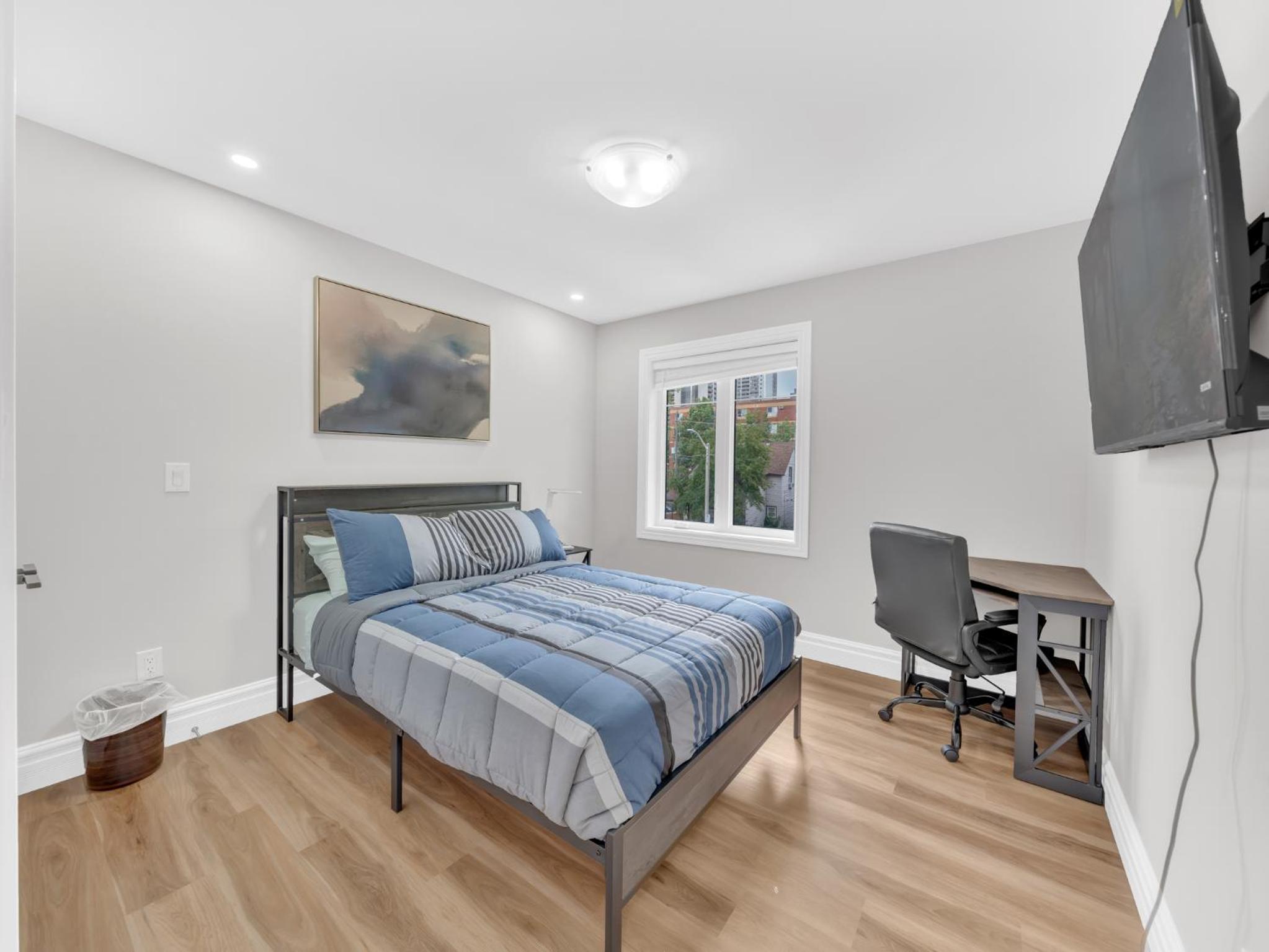 5 Bedrooms Modern Oasis in Downtown Area