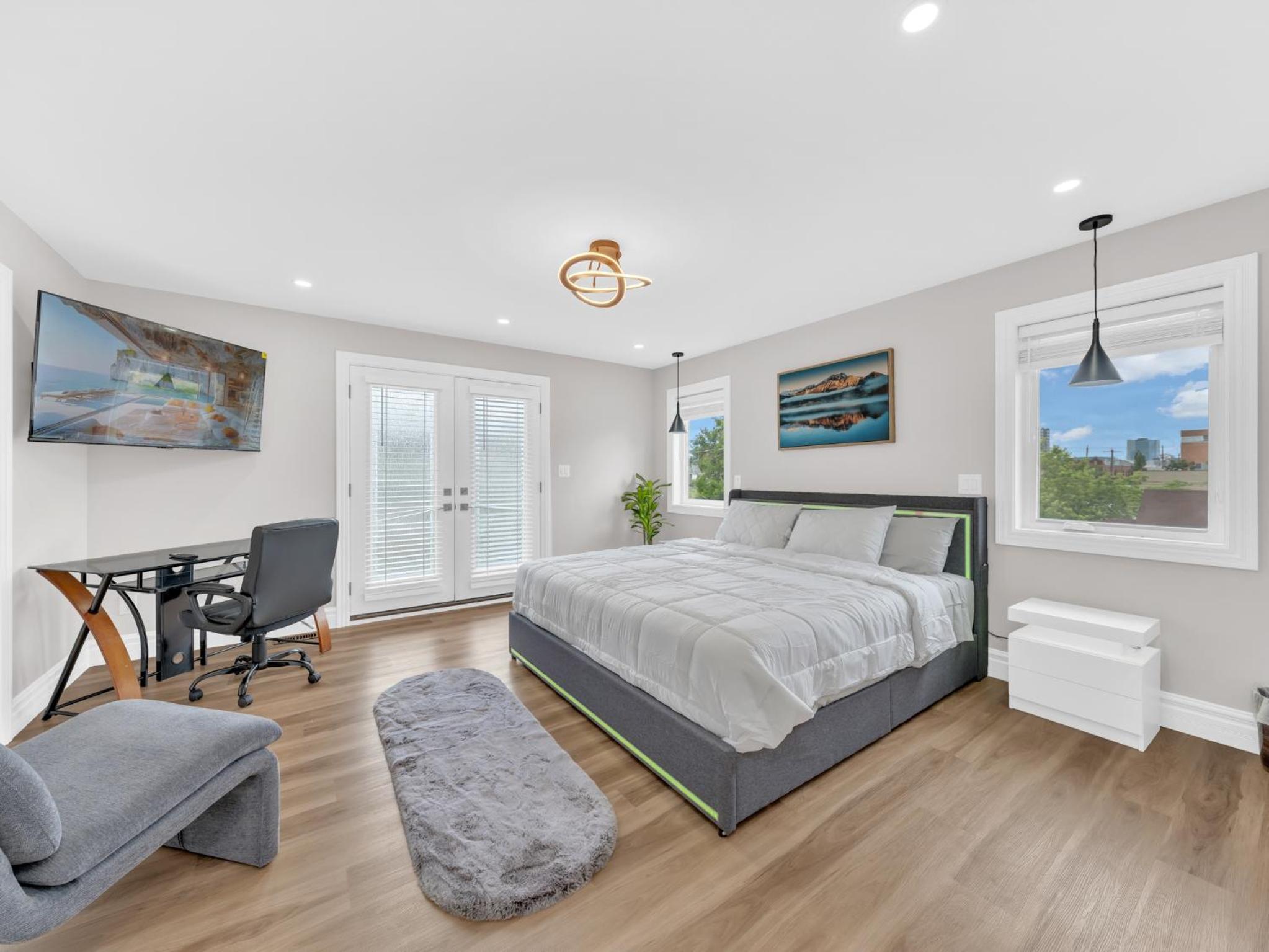 5 Bedrooms Modern Oasis in Downtown Area