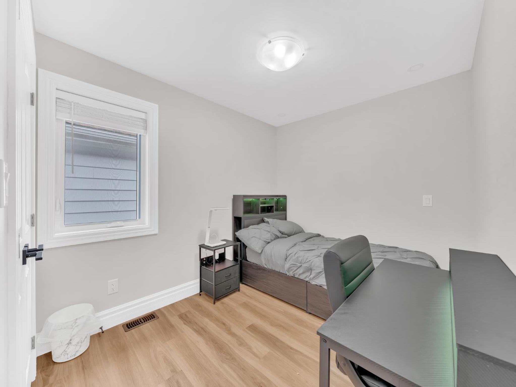 5 Bedrooms Modern Oasis in Downtown Area