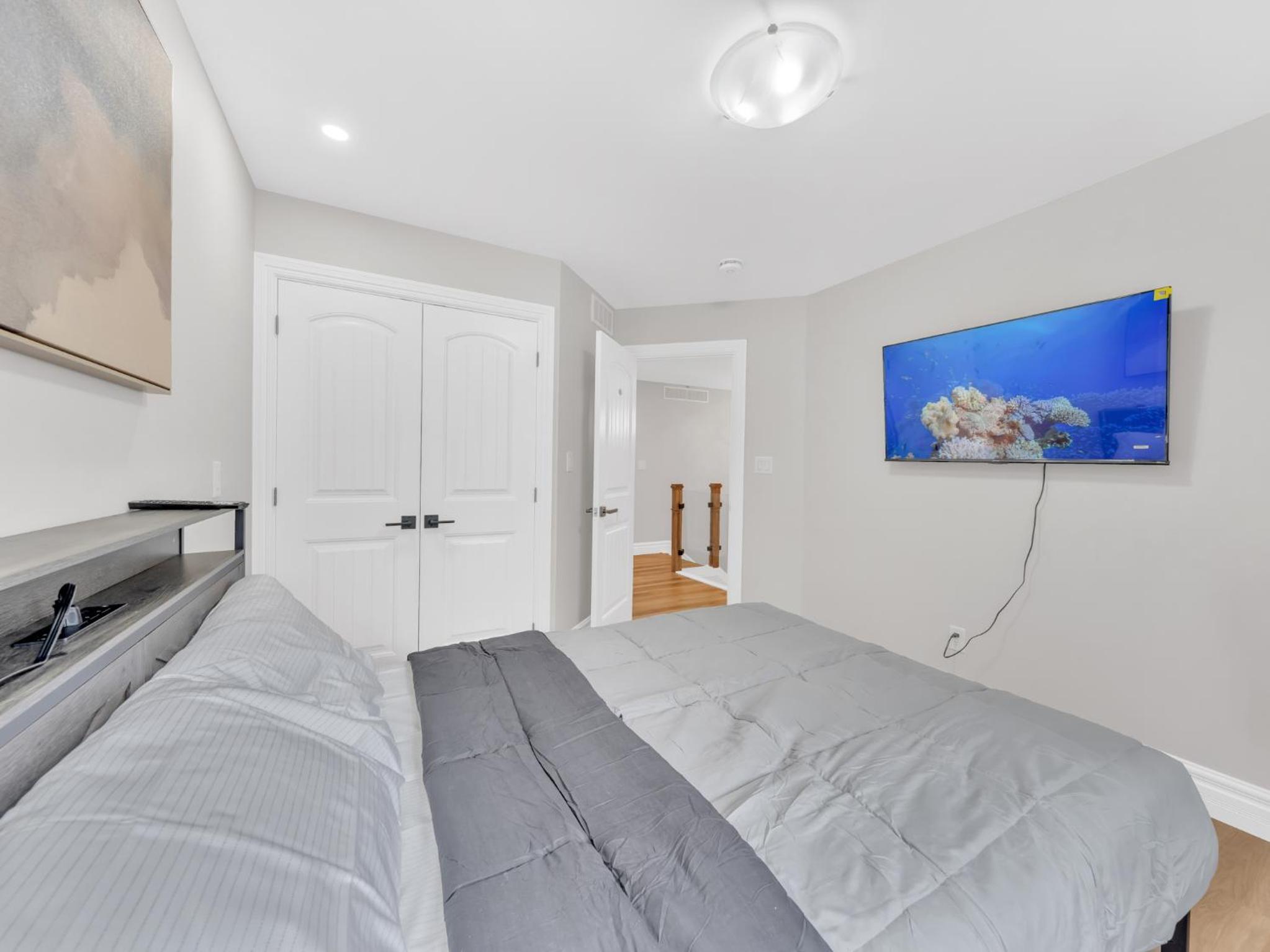 5 Bedrooms Modern Oasis in Downtown Area