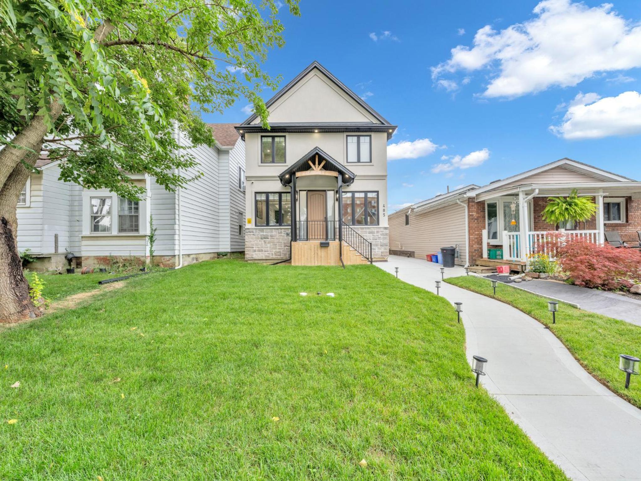 5 Bedrooms Modern Oasis in Downtown Area
