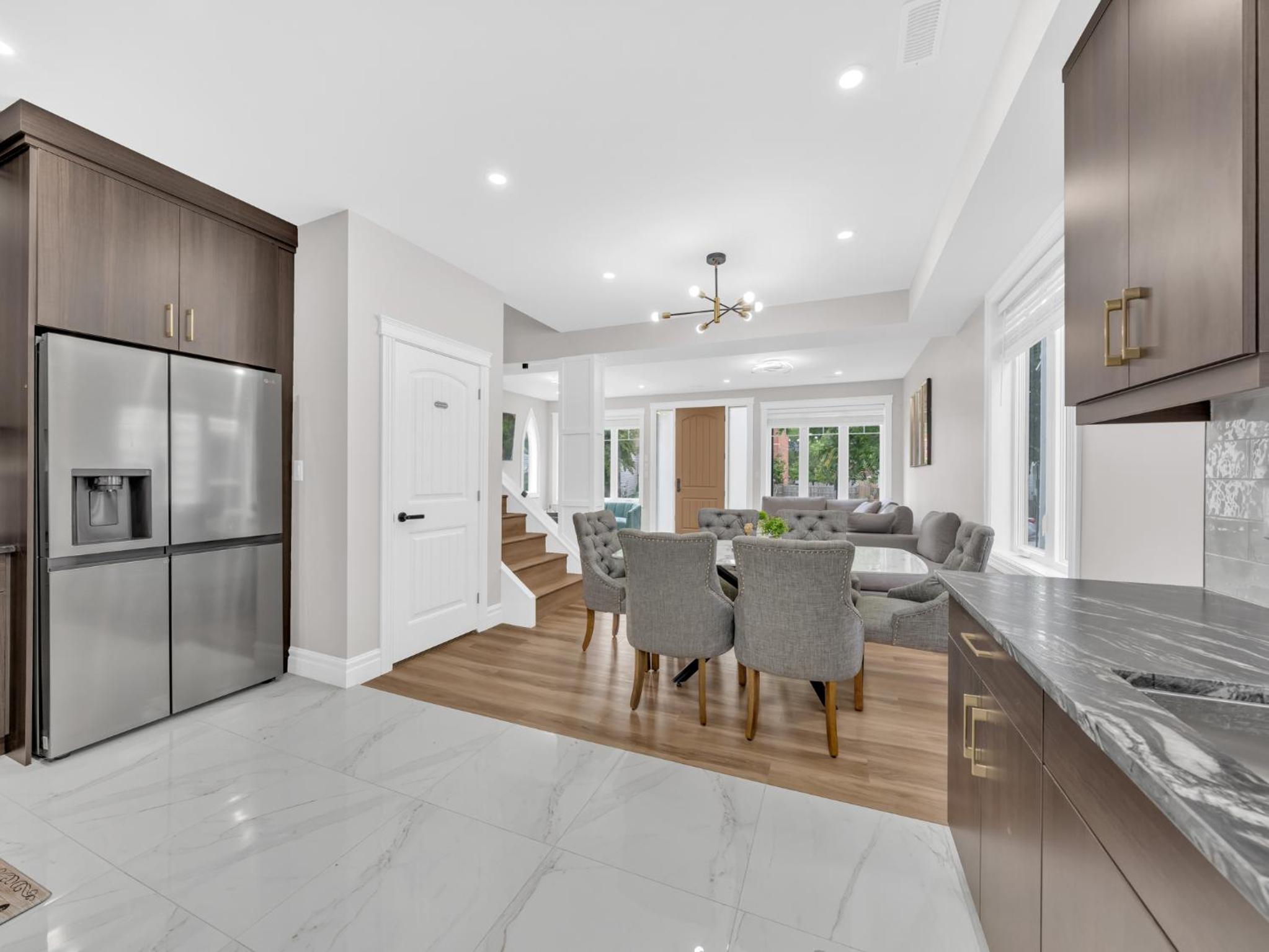 5 Bedrooms Modern Oasis in Downtown Area