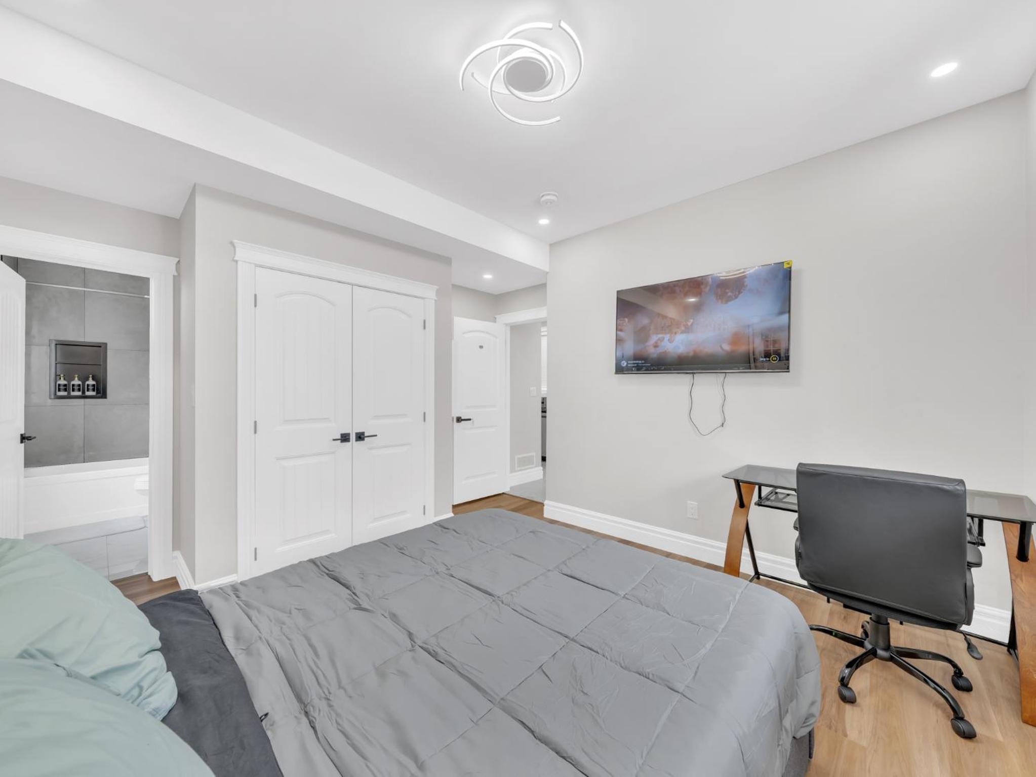5 Bedrooms Modern Oasis in Downtown Area