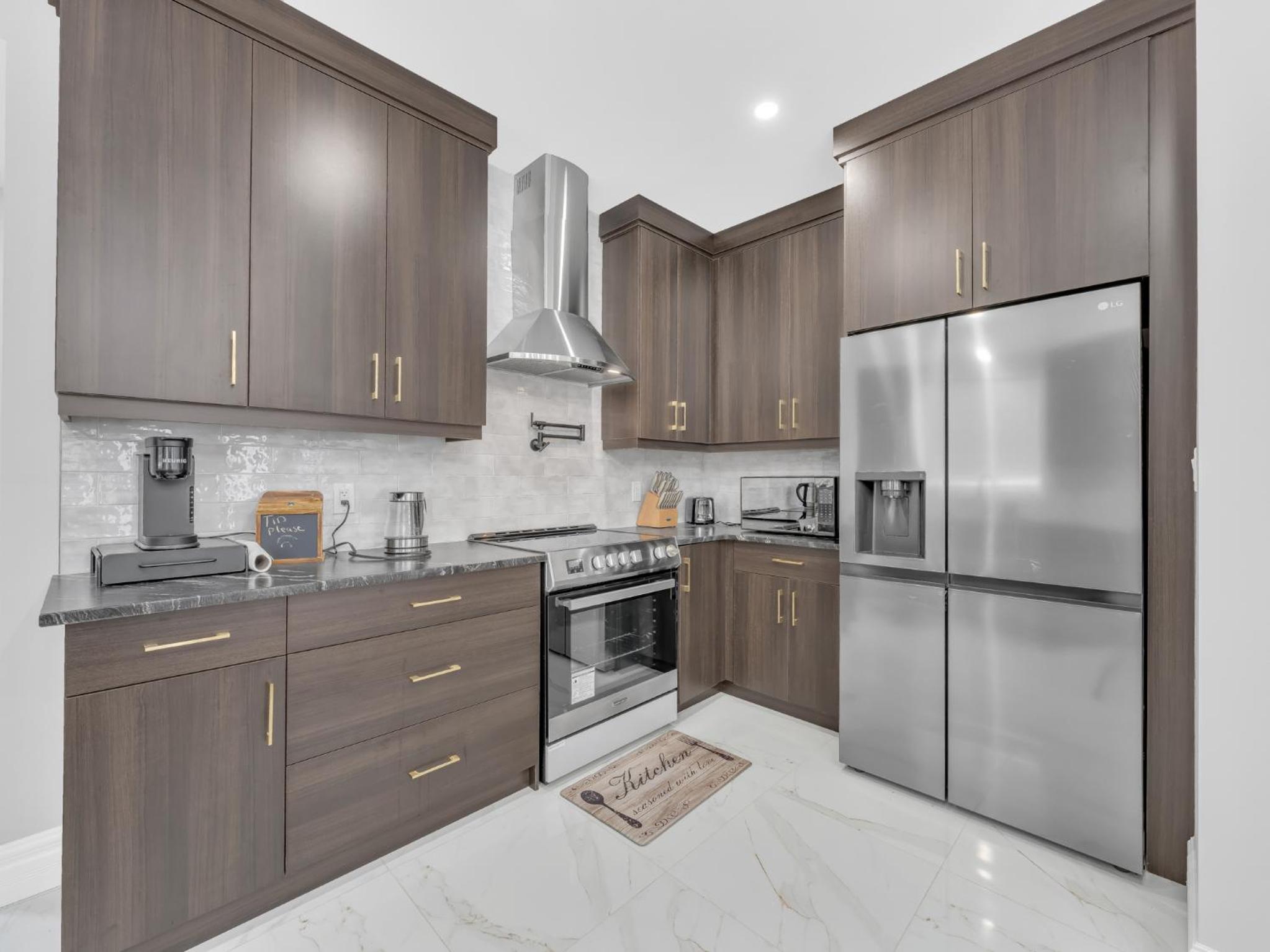 5 Bedrooms Modern Oasis in Downtown Area