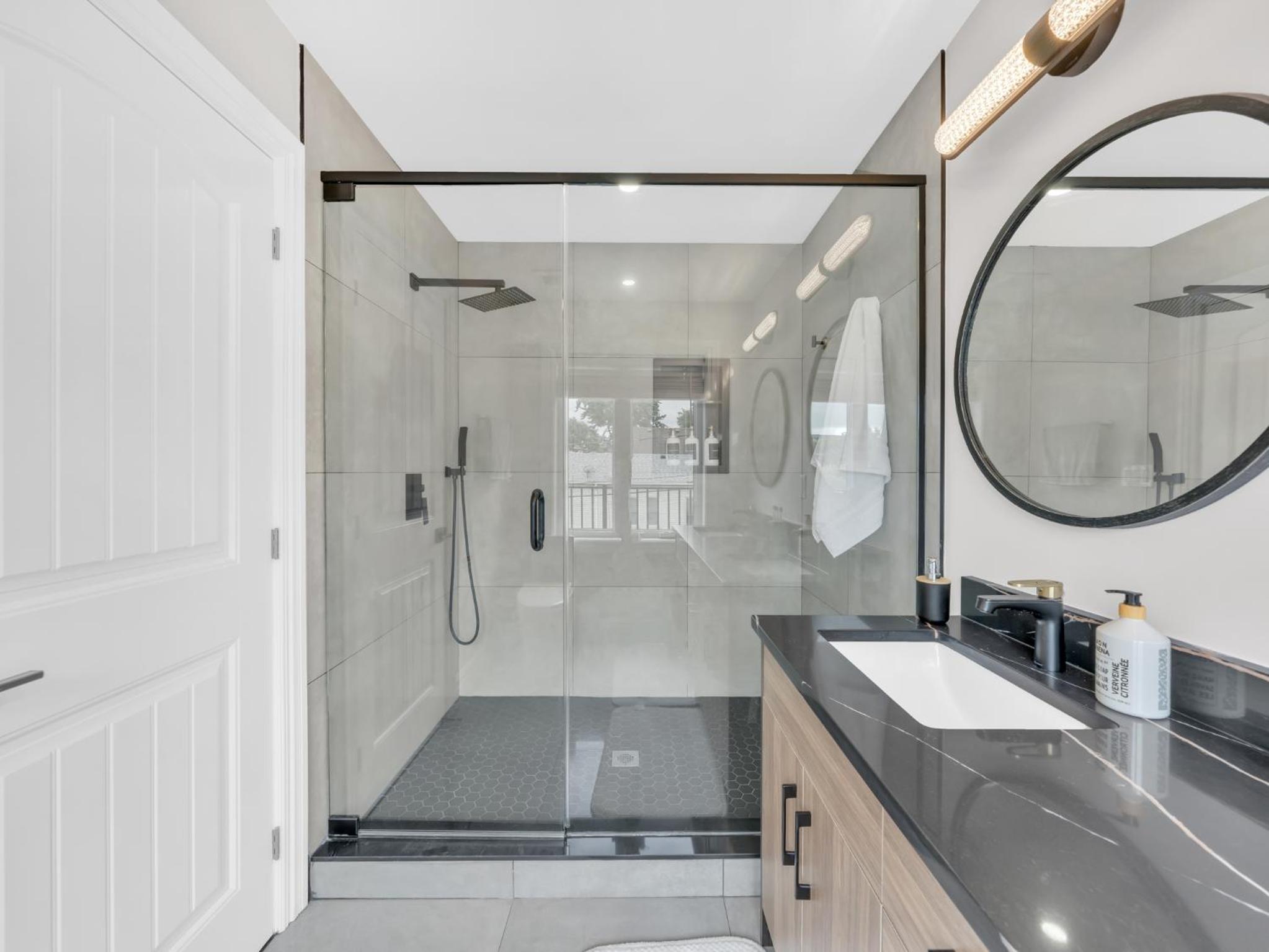 5 Bedrooms Modern Oasis in Downtown Area