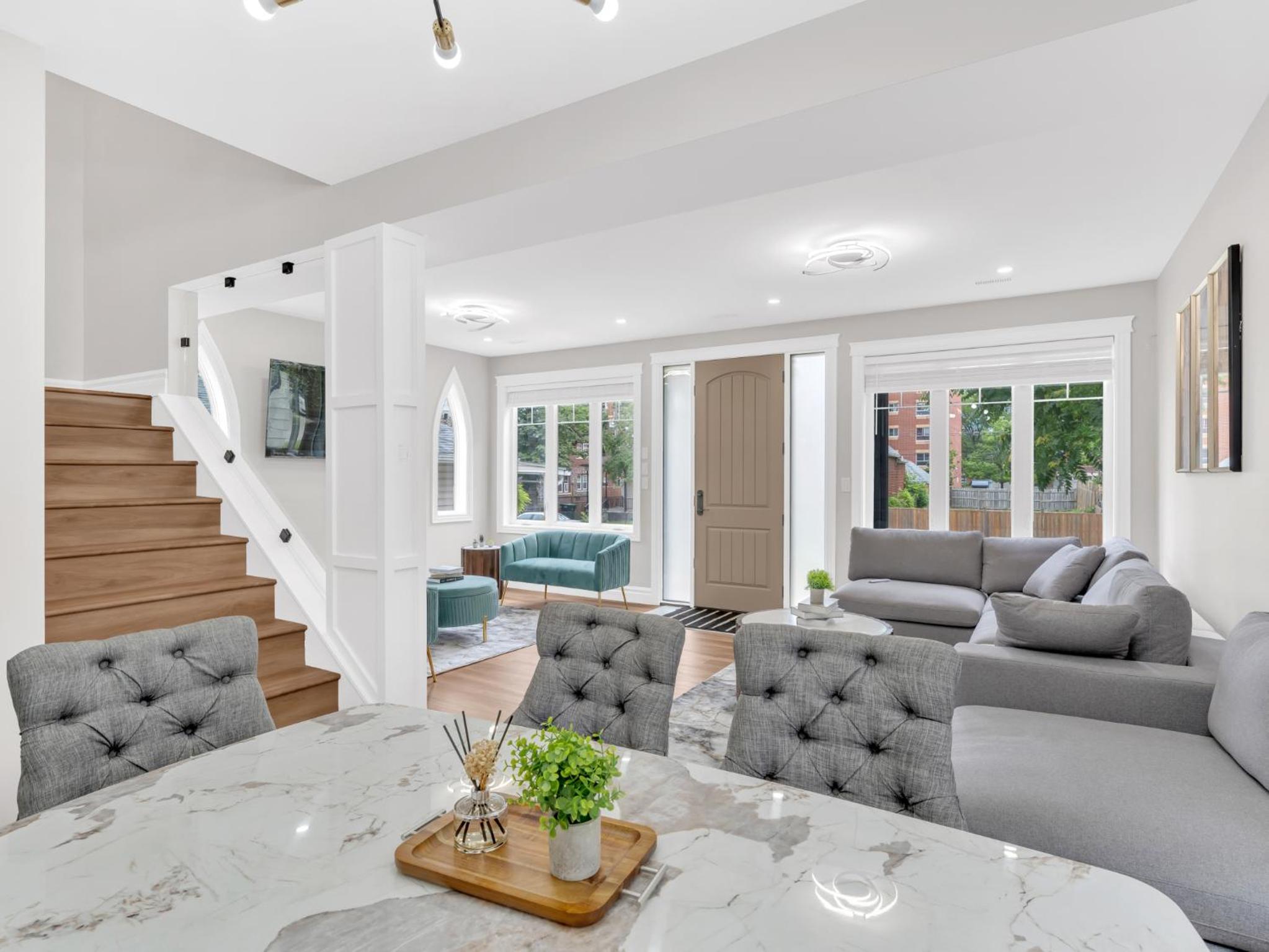 5 Bedrooms Modern Oasis in Downtown Area