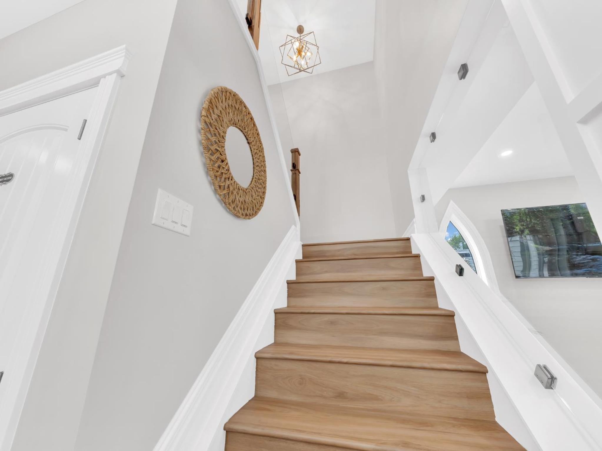 5 Bedrooms Modern Oasis in Downtown Area