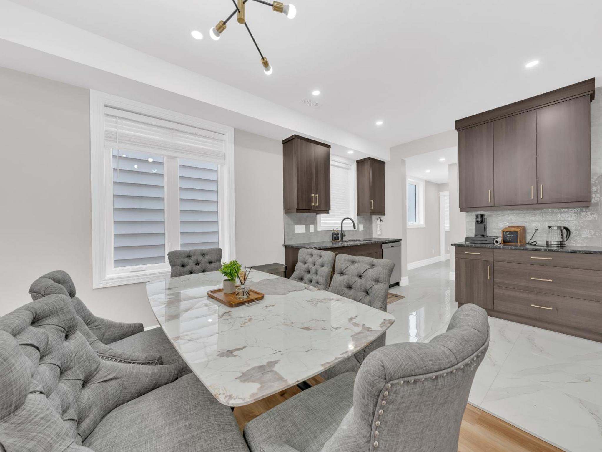 5 Bedrooms Modern Oasis in Downtown Area