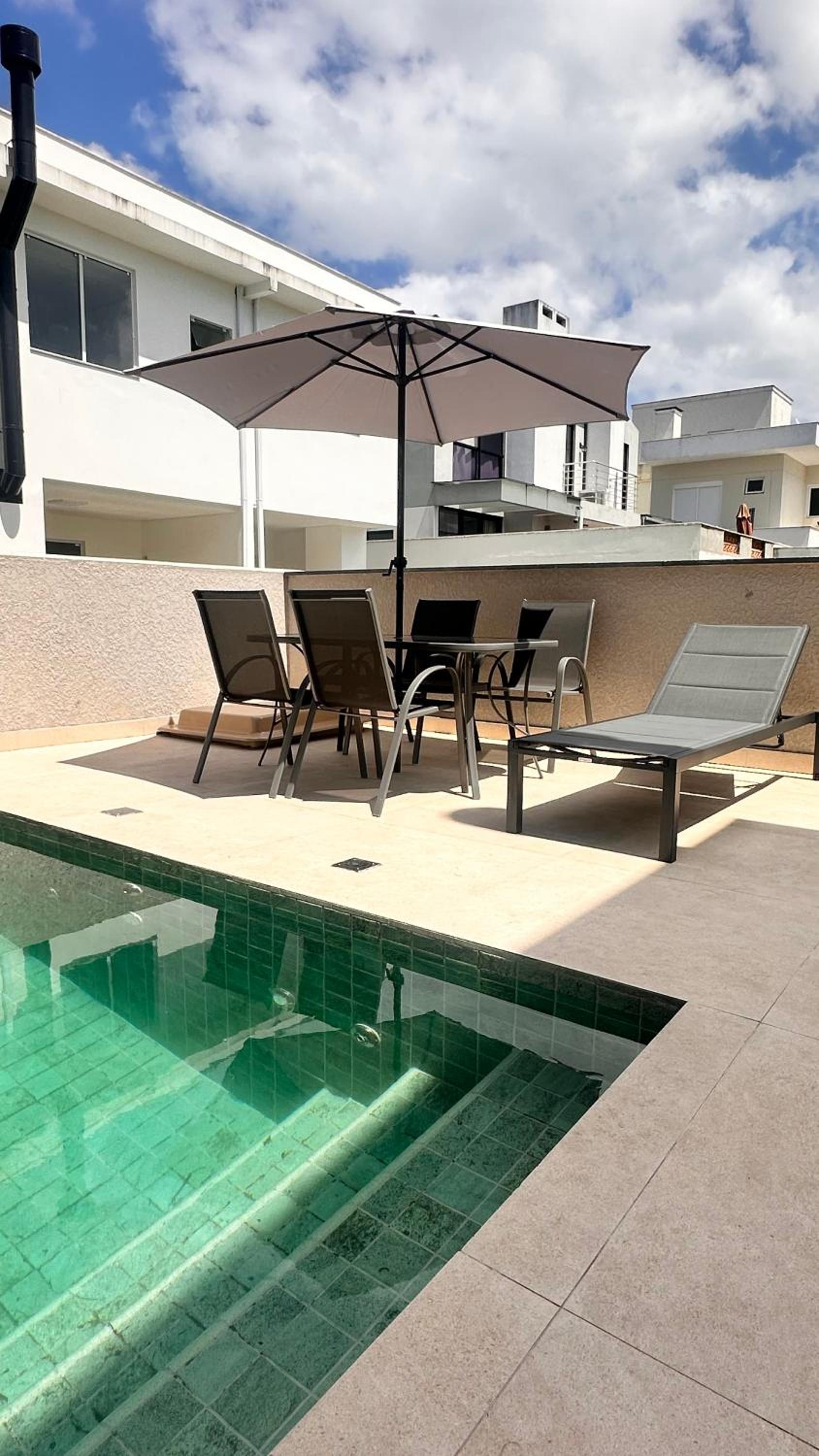 Casa Alto Padrão Com Piscina perto da praia