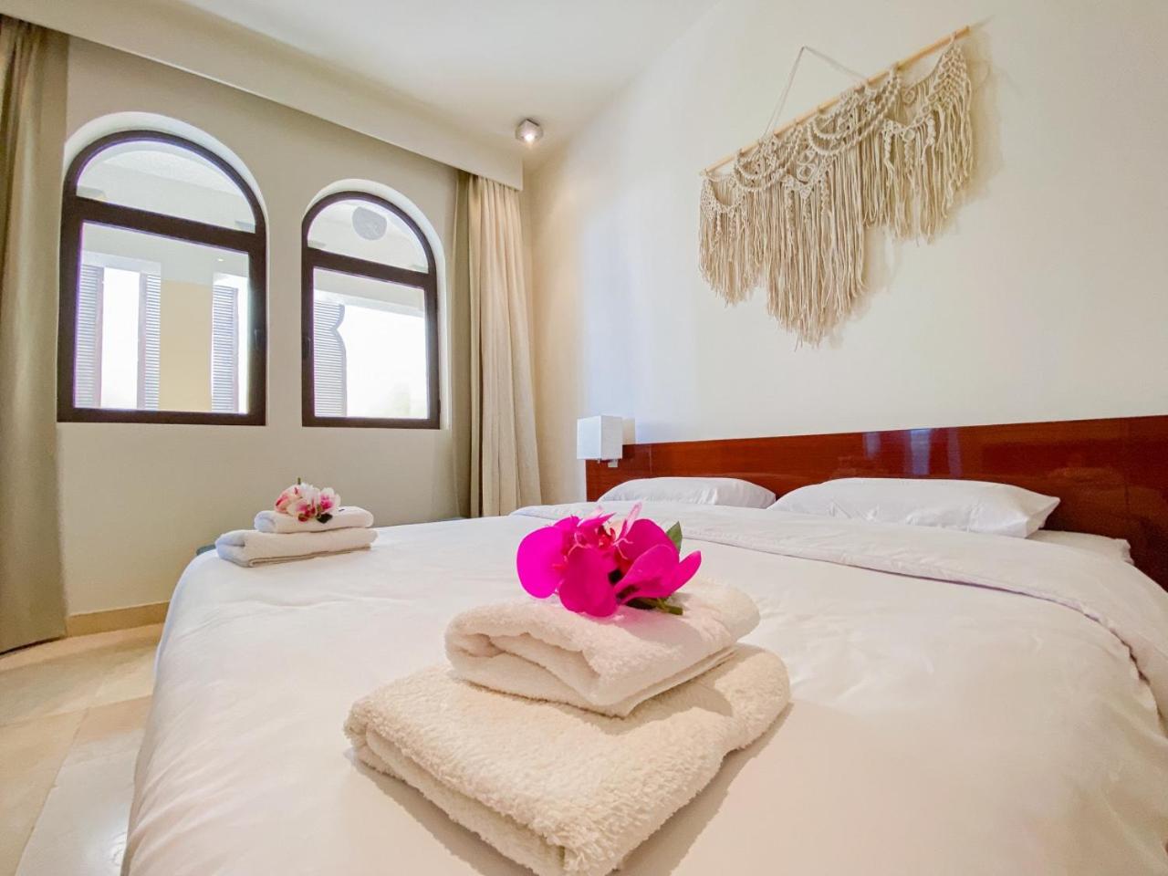 Nayah Stays, Ancient Sands Luxurious Pool Terrace Apartment
