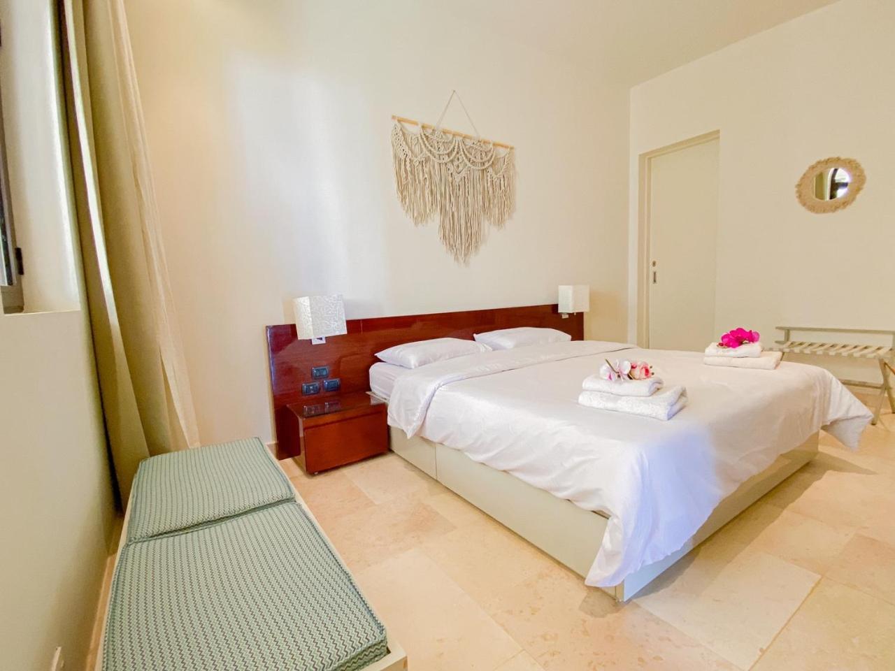 Nayah Stays, Ancient Sands Luxurious Pool Terrace Apartment