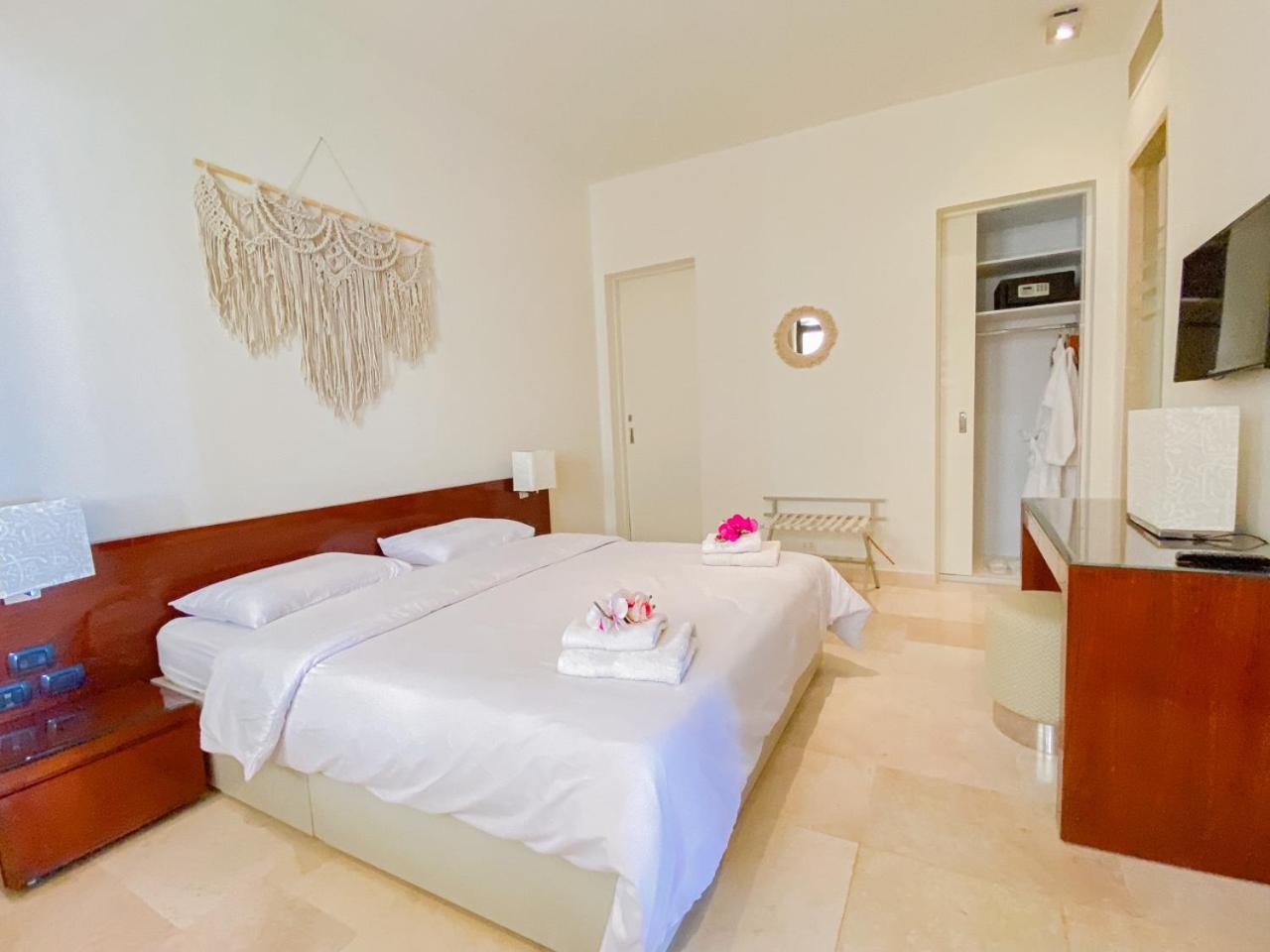 Nayah Stays, Ancient Sands Luxurious Pool Terrace Apartment