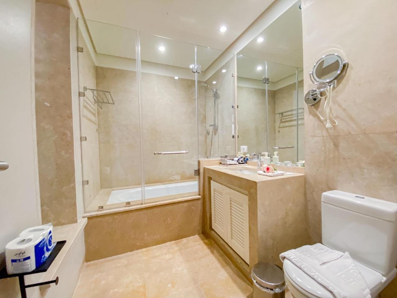 Nayah Stays, Ancient Sands Luxurious Pool Terrace Apartment