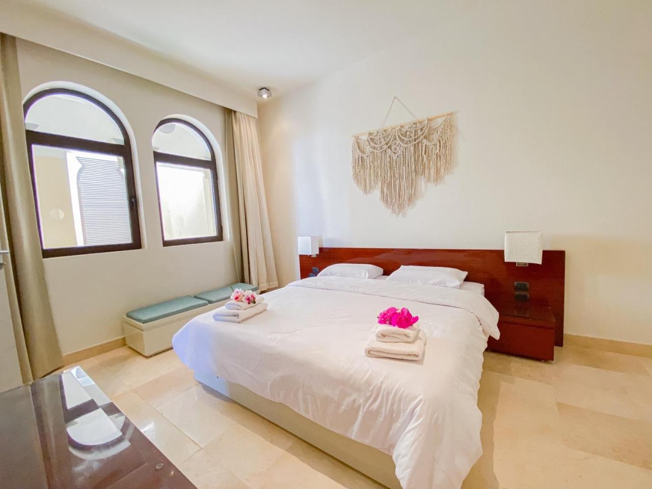 Nayah Stays, Ancient Sands Luxurious Pool Terrace Apartment