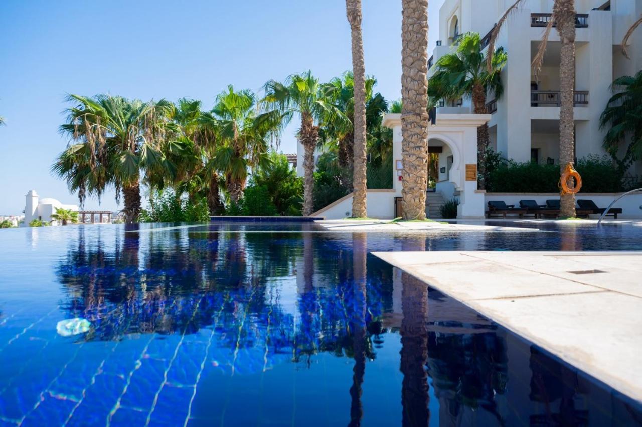 Nayah Stays, Ancient Sands Luxurious Pool Terrace Apartment