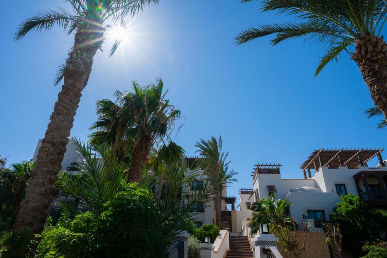 Nayah Stays, Ancient Sands Luxurious Pool Terrace Apartment
