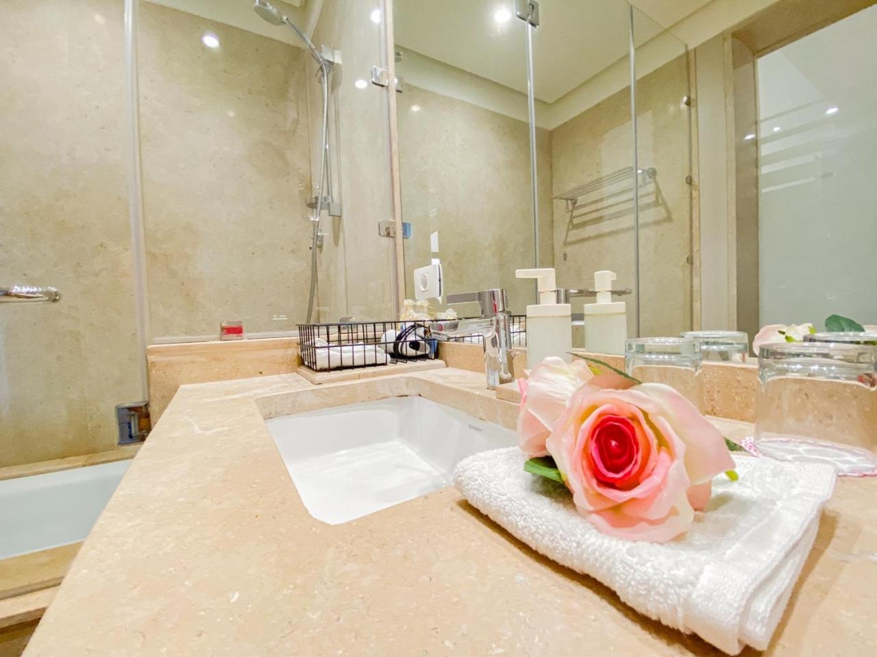 Nayah Stays, Ancient Sands Luxurious Pool Terrace Apartment