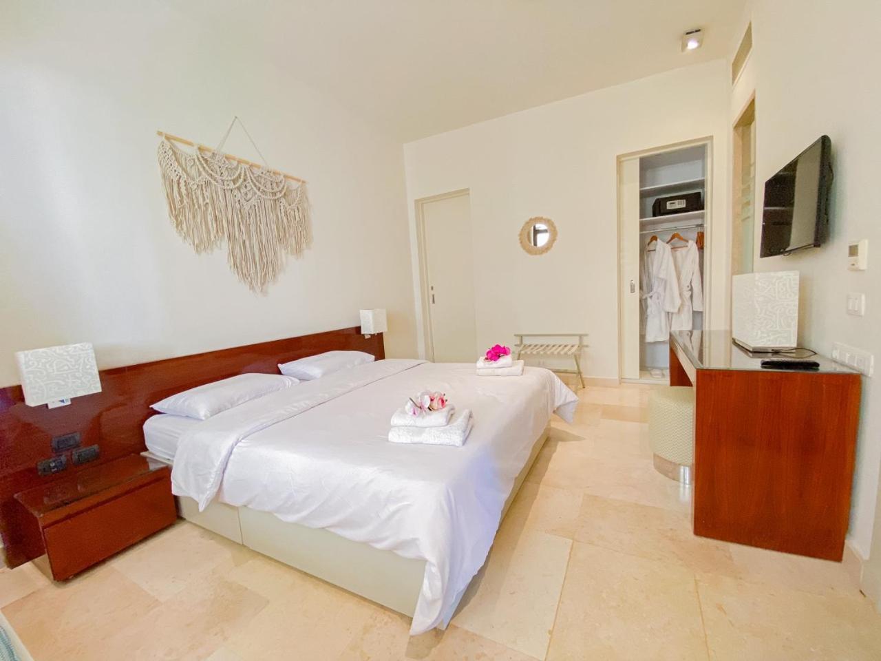 Nayah Stays, Ancient Sands Luxurious Pool Terrace Apartment