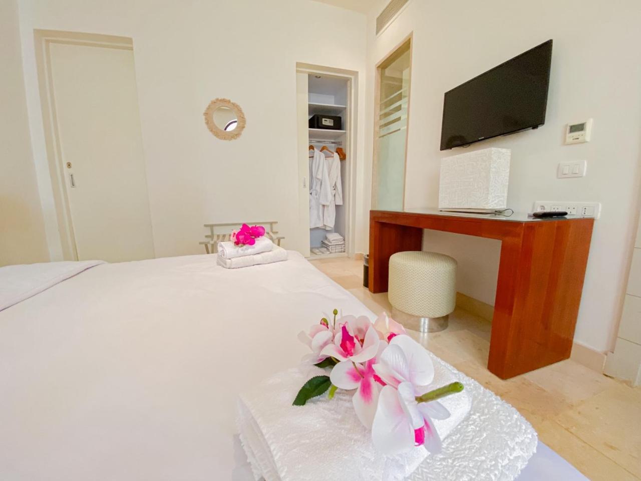 Nayah Stays, Ancient Sands Luxurious Pool Terrace Apartment