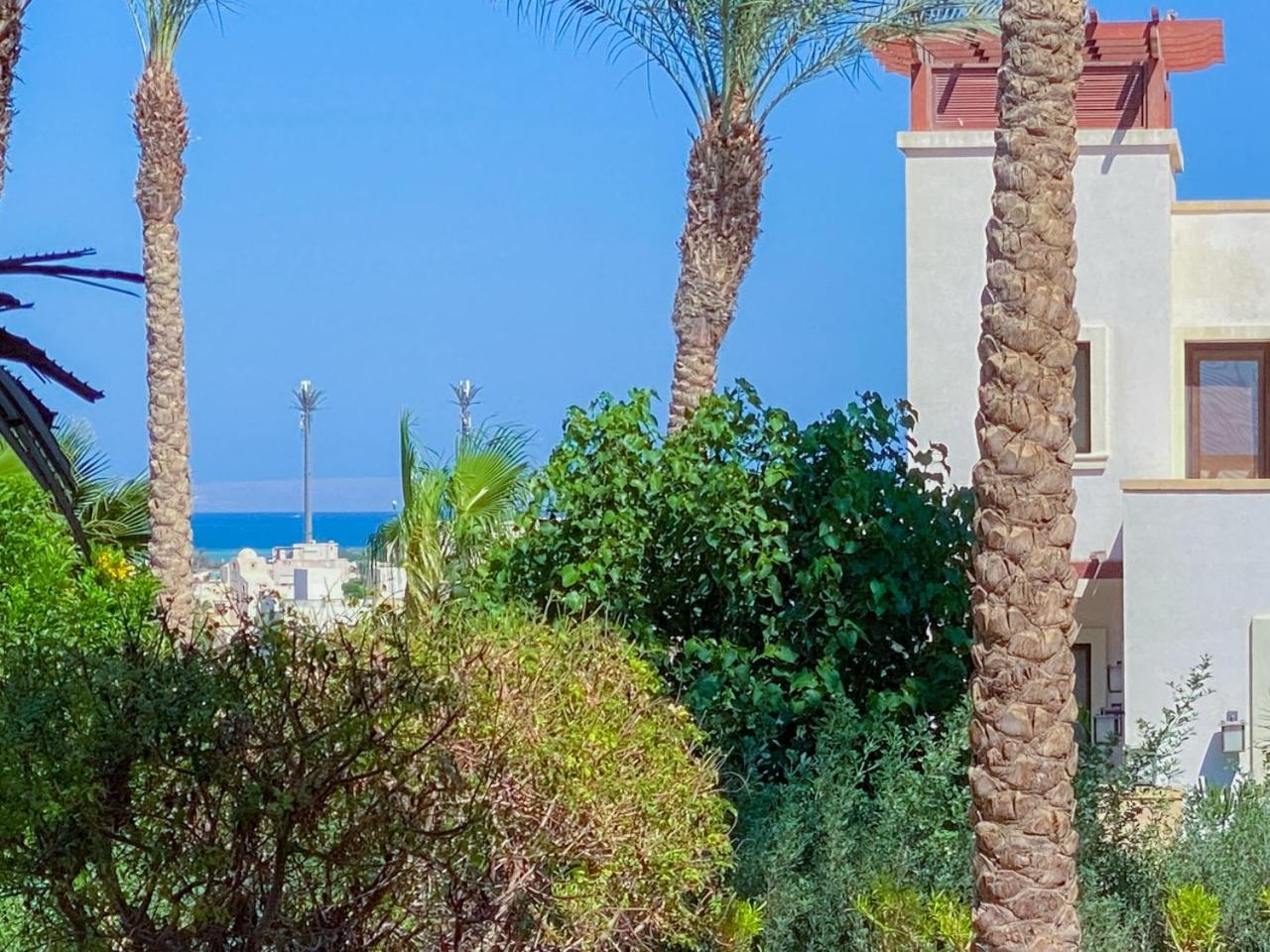Nayah Stays, Ancient Sands Luxurious Pool Terrace Apartment