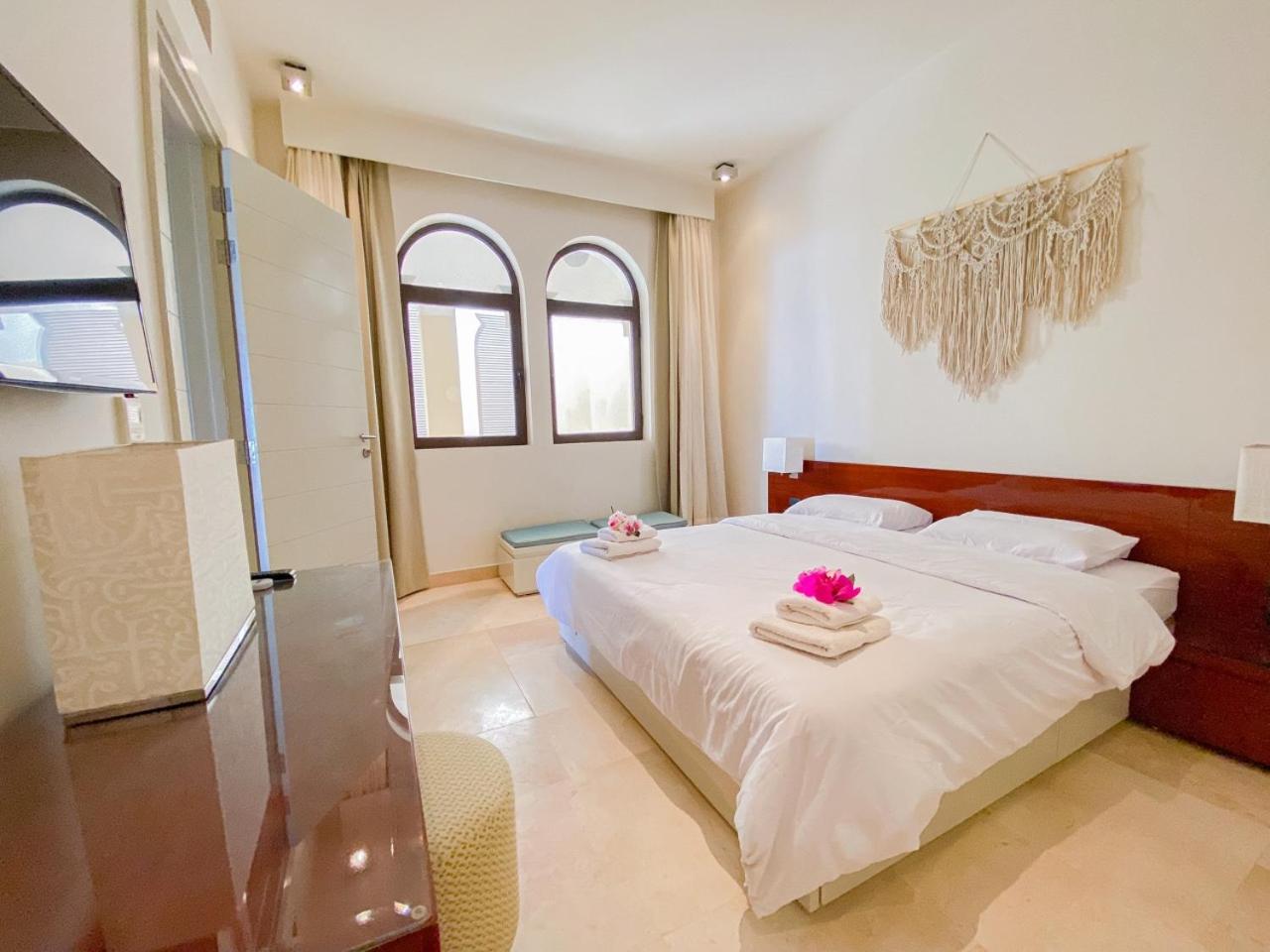 Nayah Stays, Ancient Sands Luxurious Pool Terrace Apartment