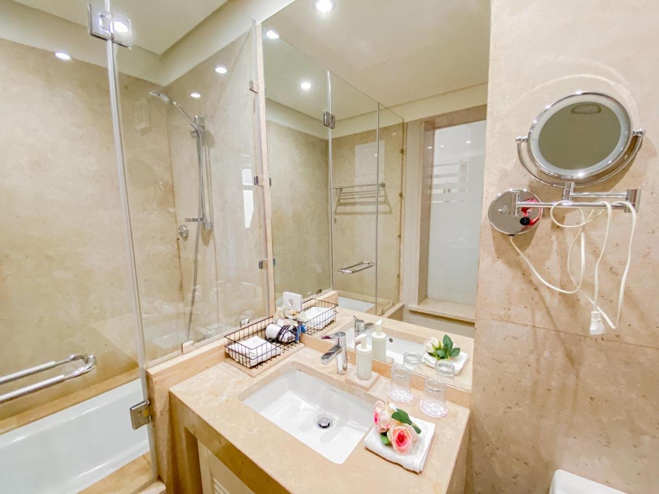 Nayah Stays, Ancient Sands Luxurious Pool Terrace Apartment