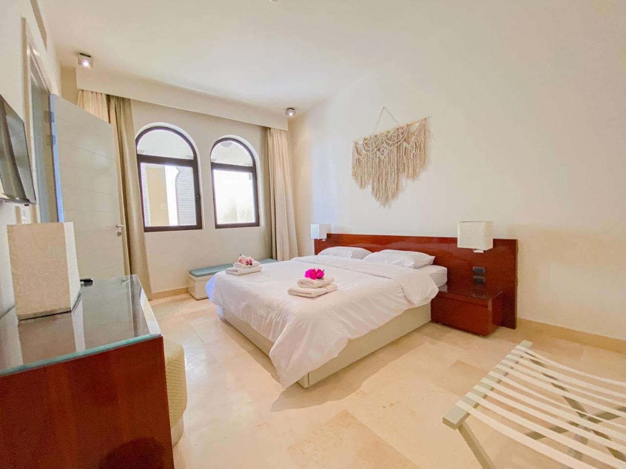 Nayah Stays, Ancient Sands Luxurious Pool Terrace Apartment