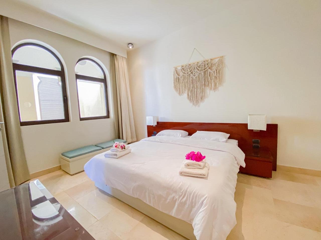 Nayah Stays, Ancient Sands Luxurious Pool Terrace Apartment