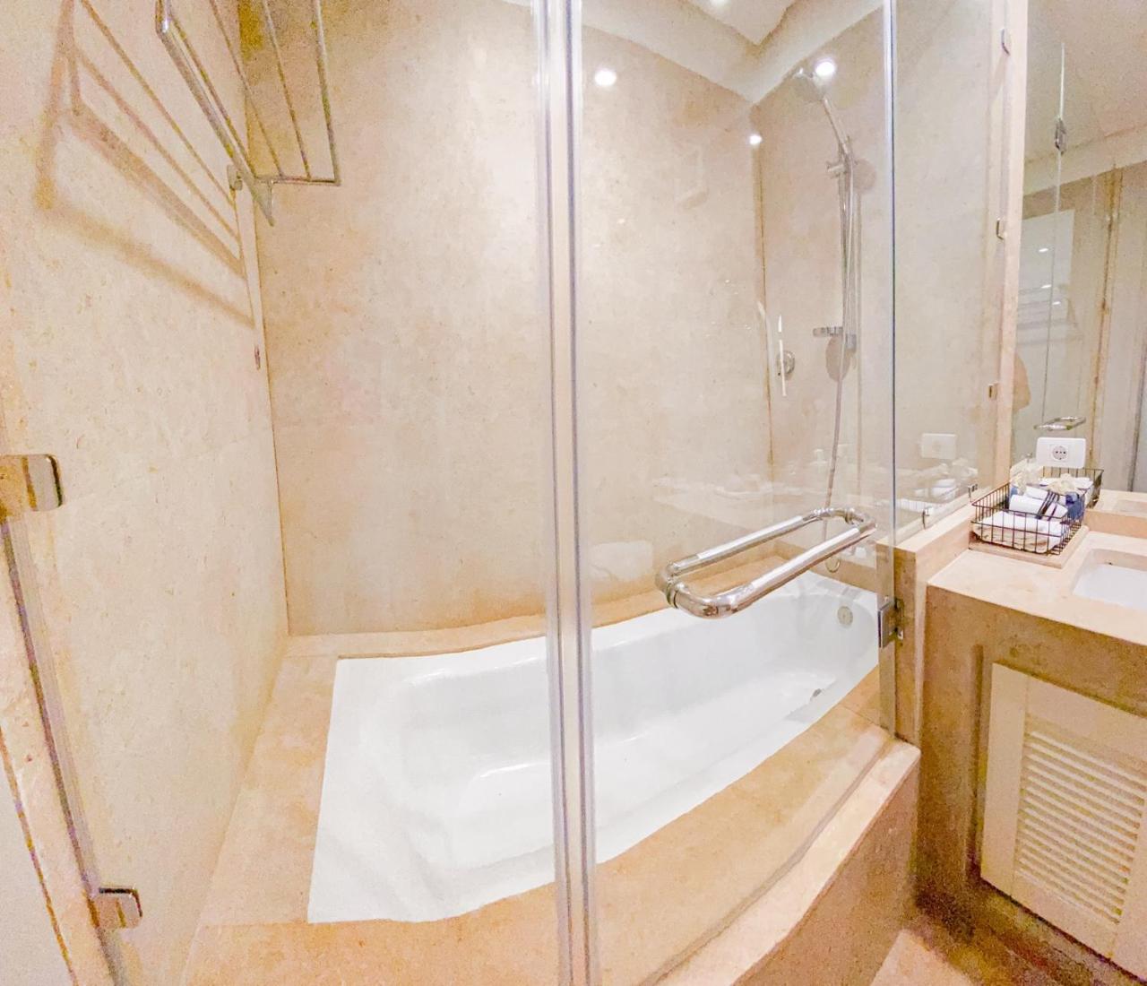 Nayah Stays, Ancient Sands Luxurious Pool Terrace Apartment