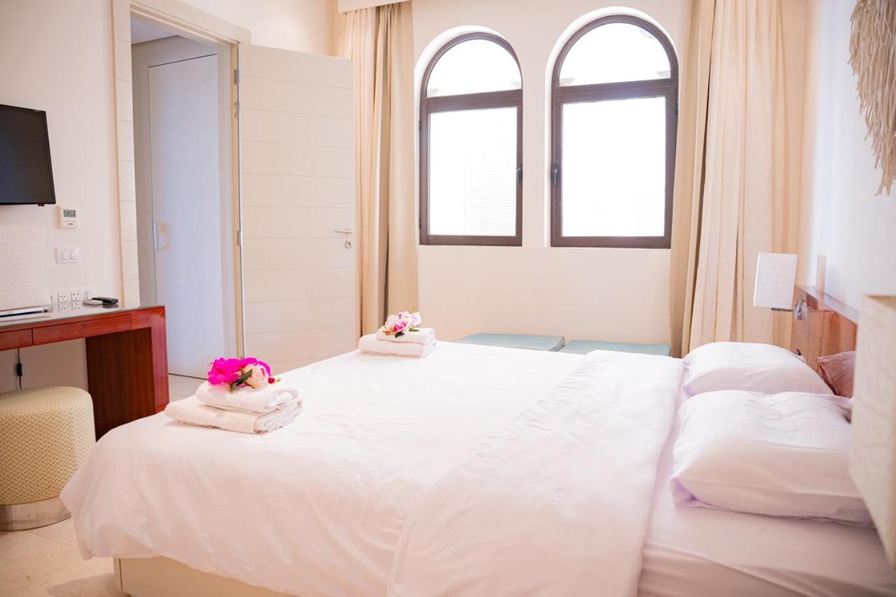 Nayah Stays, Ancient Sands Luxurious Pool Terrace Apartment