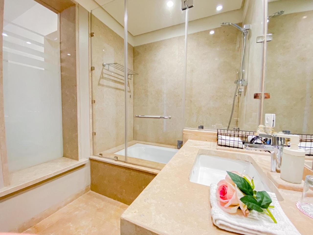 Nayah Stays, Ancient Sands Luxurious Pool Terrace Apartment