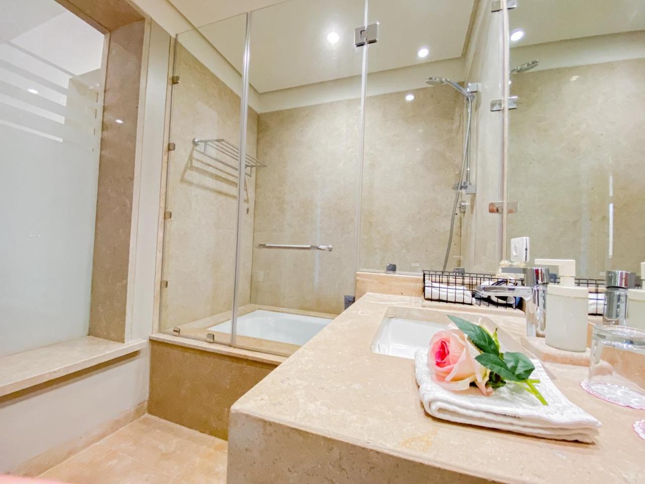 Nayah Stays, Ancient Sands Luxurious Pool Terrace Apartment