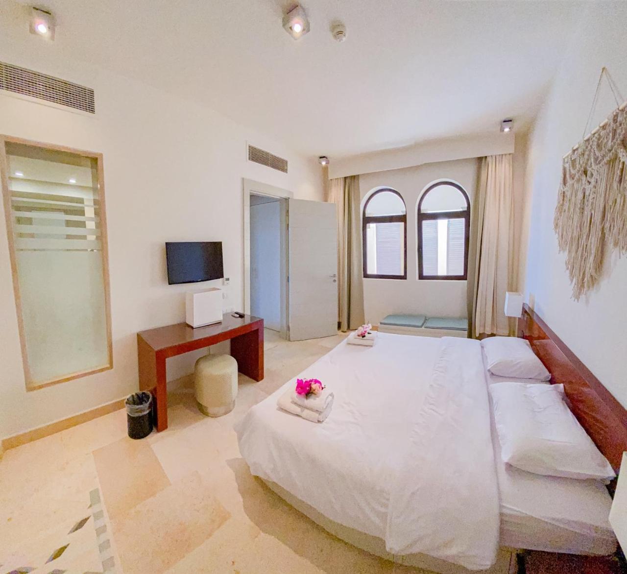 Nayah Stays, Ancient Sands Luxurious Pool Terrace Apartment